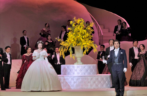 オペラ『椿姫』より≪乾杯の歌≫ 提供：公益財団法人東京二期会　撮影：三枝近志