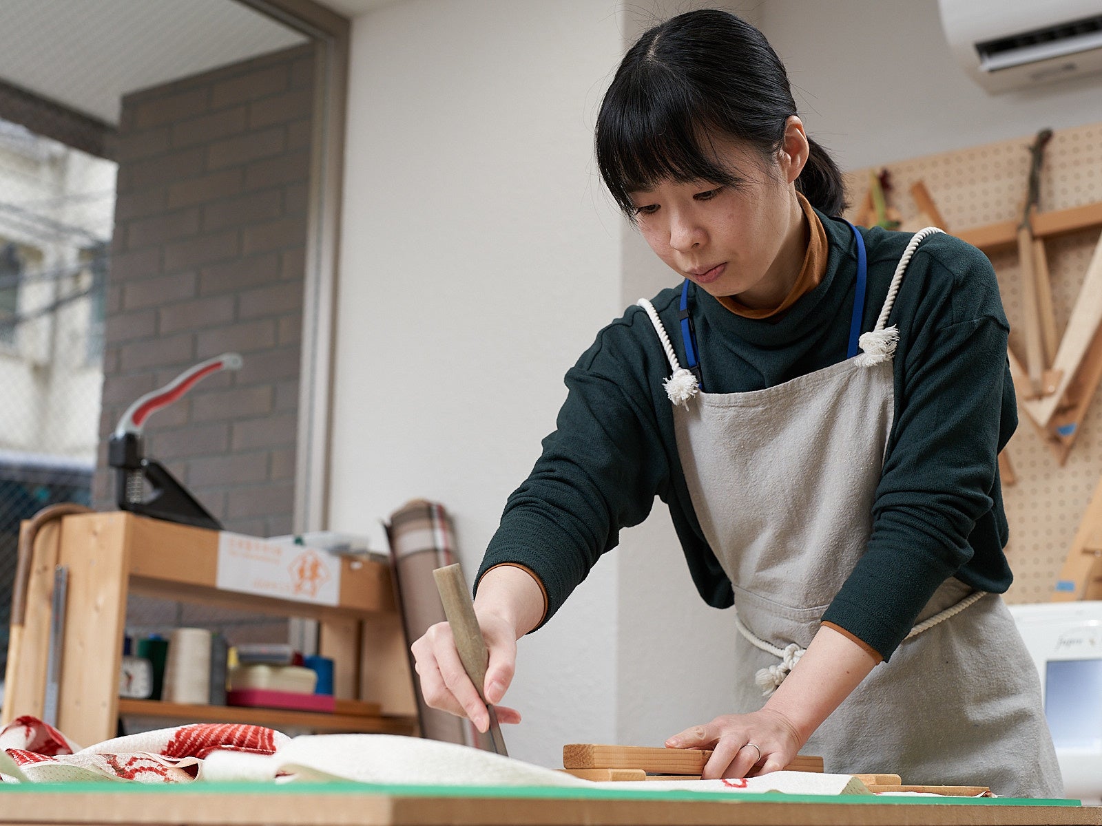 あきざくらの傘を製作する職人