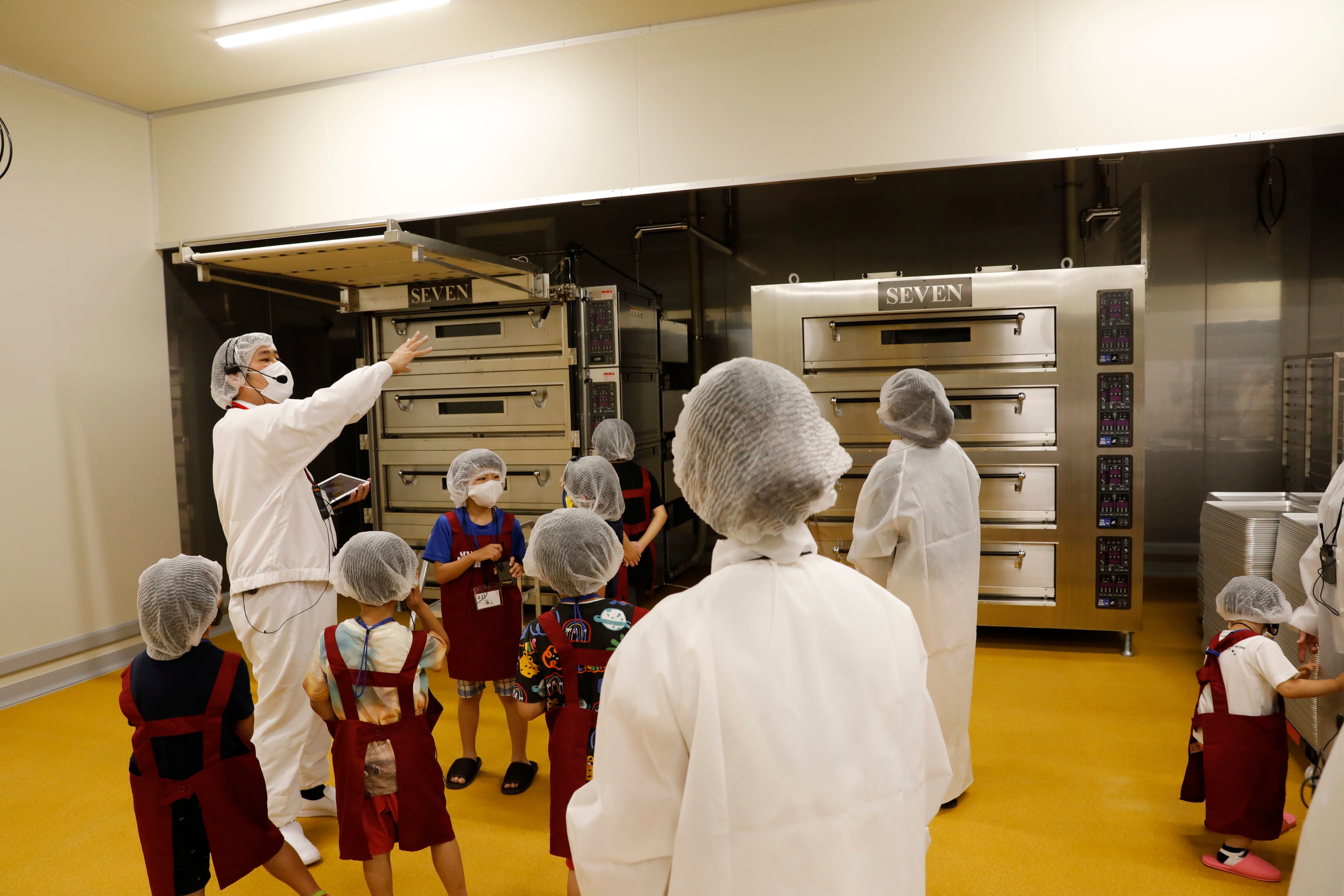 セントラルキッチン内を子どもたちが見学する様子