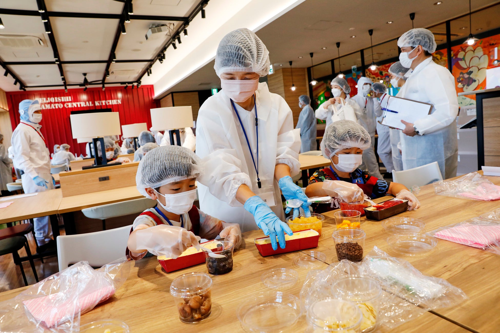 プレミアムチーズケーキトッピング体験の様子