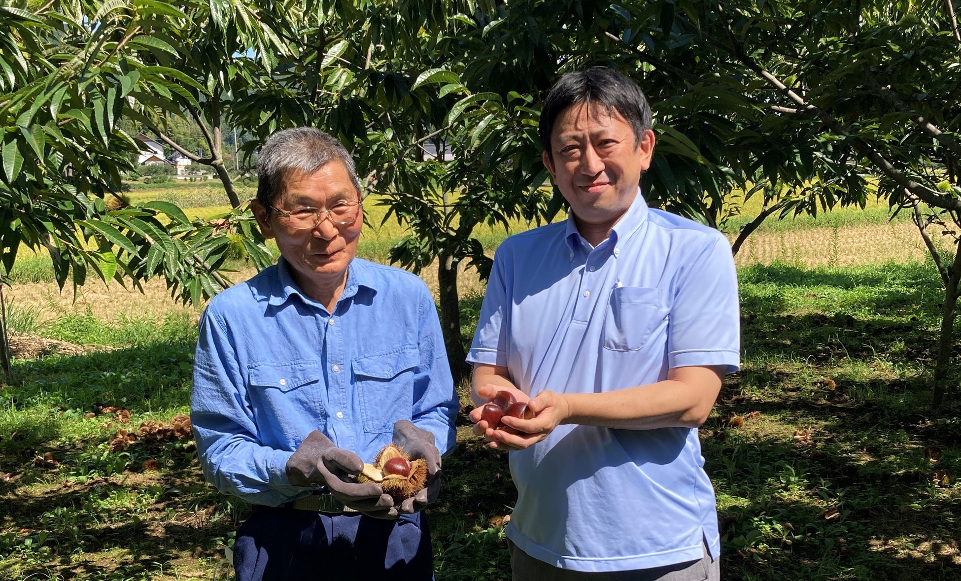 現地視察に訪れた成城石井商品部部長の濱田(右)と茨城県の栗生産者の一人である柴山様(左)