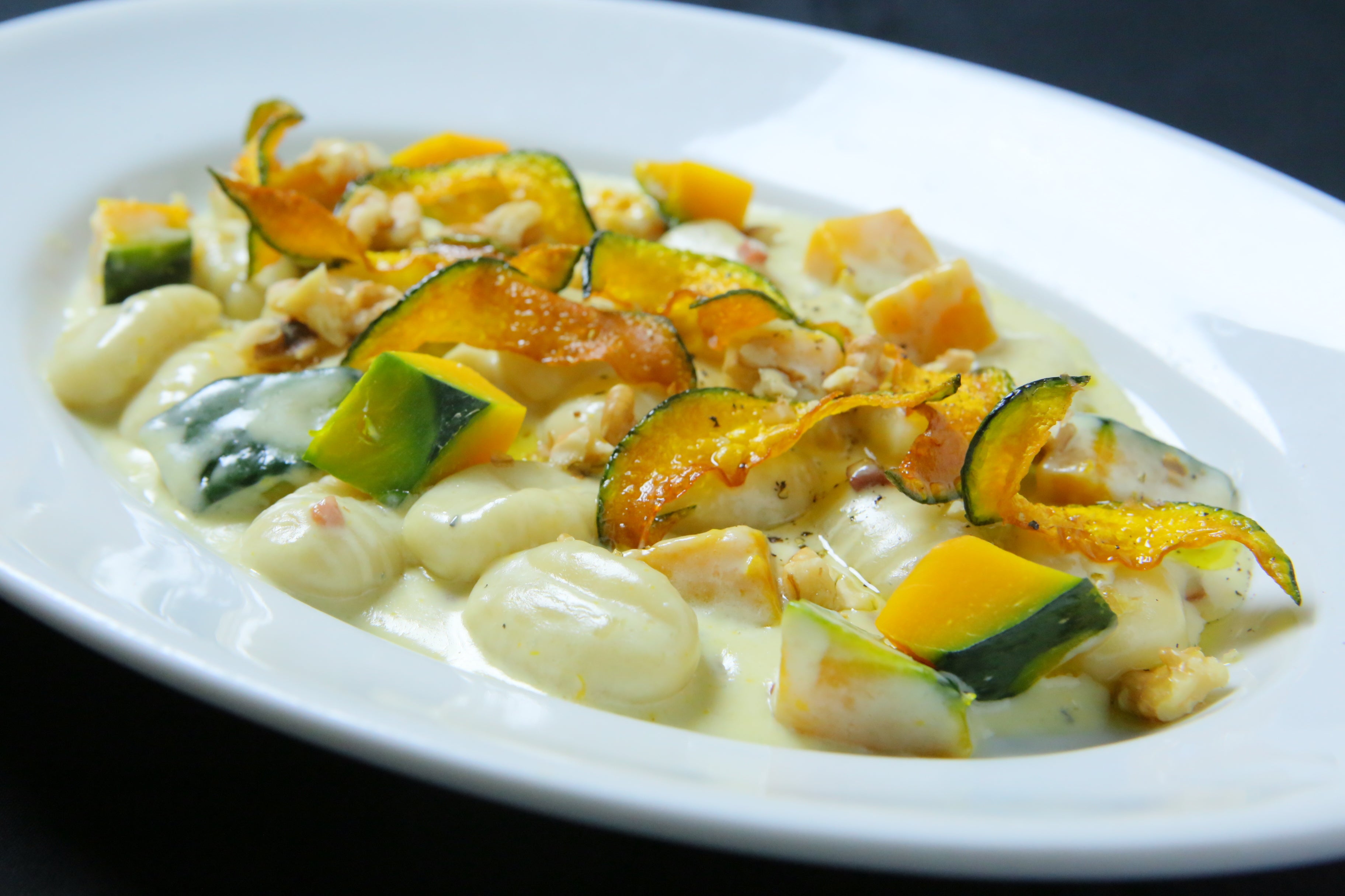 北海道産かぼちゃと4種チーズソースのじゃがいもニョッキ 1,419円　 ※10月14日（金）～31日（月）までは、果肉が甘くほくほくとした舌触りの 北海道産「空飛ぶパンプキン」、11月1日（火）以降は北海道産「有機かぼちゃ」を使用いたします。