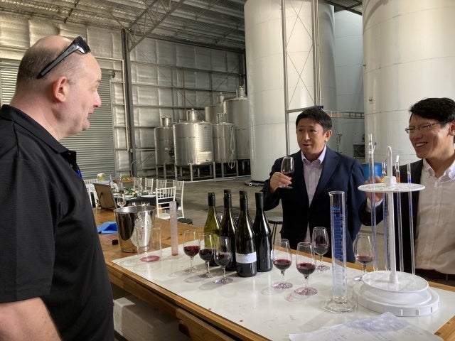 現地でジョン氏とバイヤーが最終ブレンドを確認する当社バイヤー
