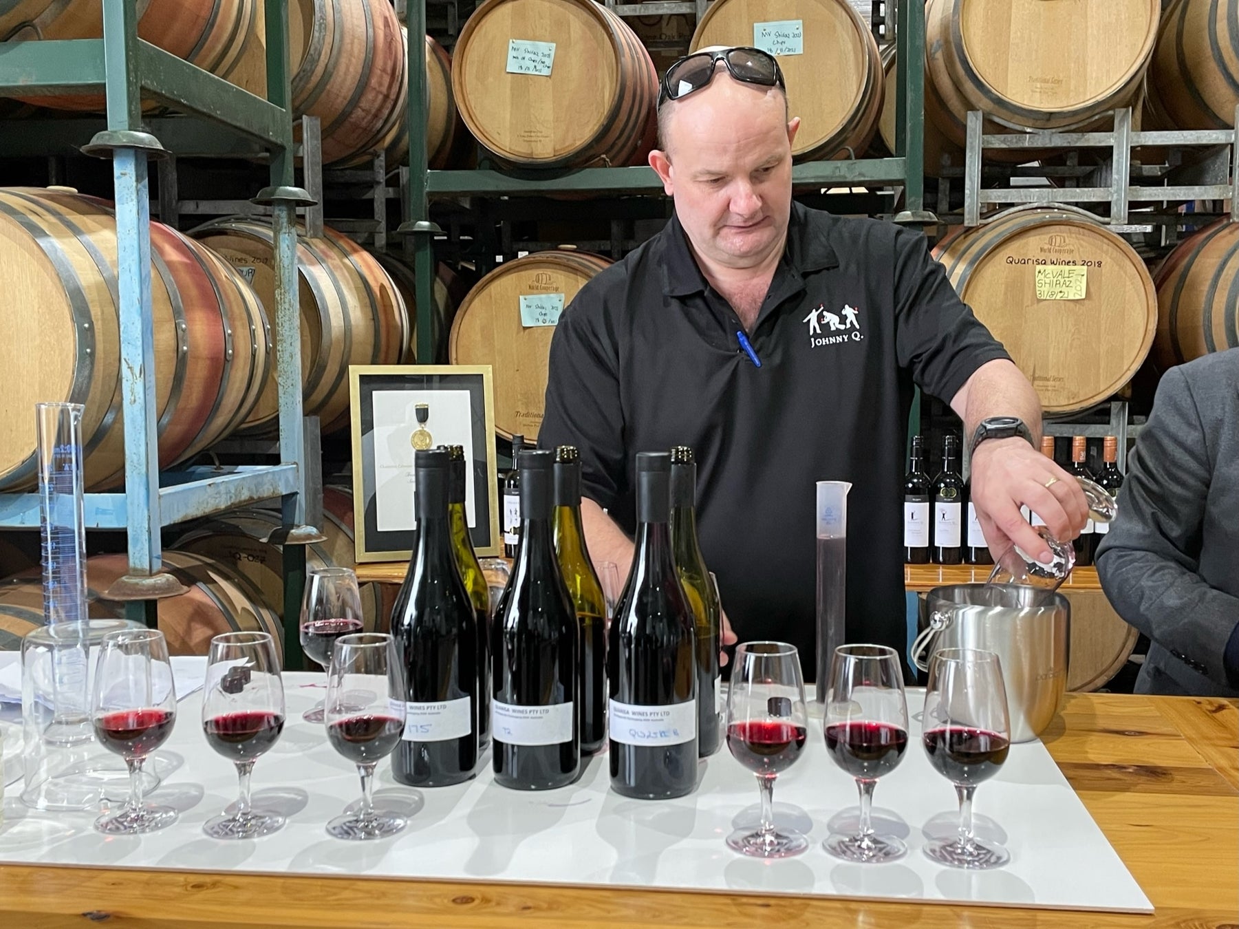 3種類のワインをブレンドするジョン氏