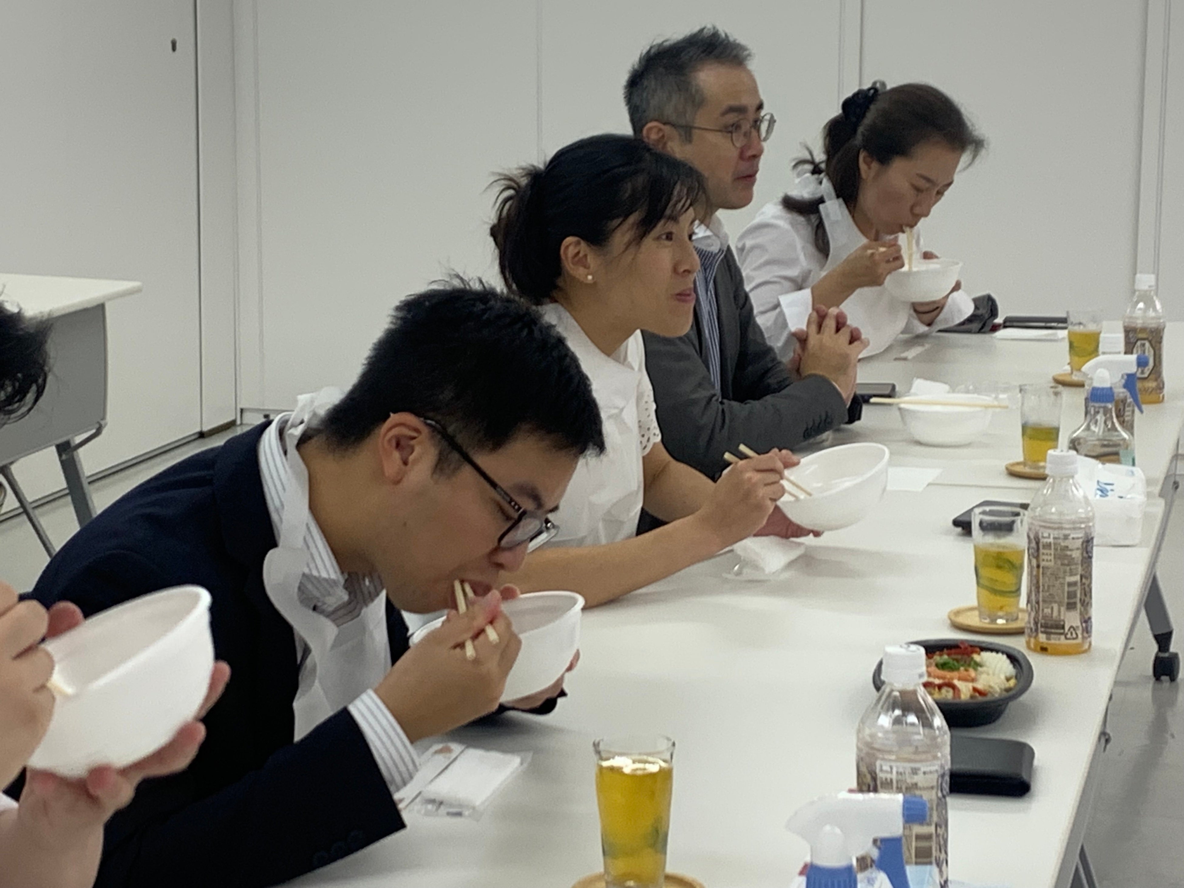 当社本社にて開催した試食会の様子