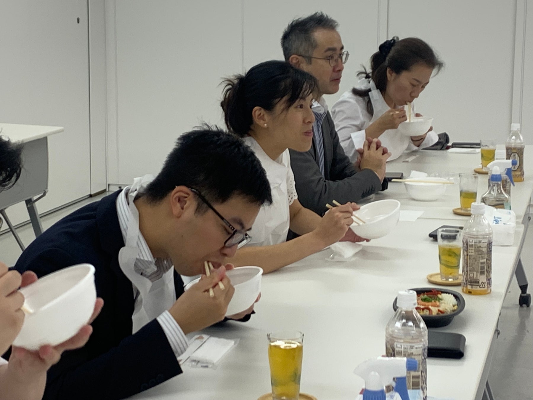 当社本社にて開催した試食会の様子