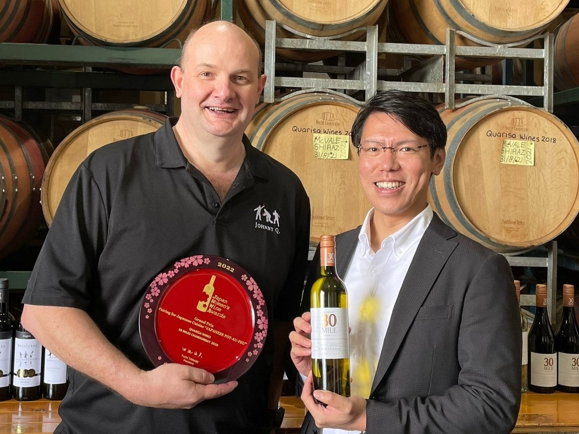 ジョン・クアリサ氏(左)と若林バイヤー(右)