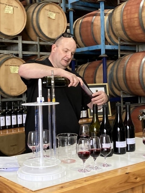 原酒をブレンドするクアリサ氏