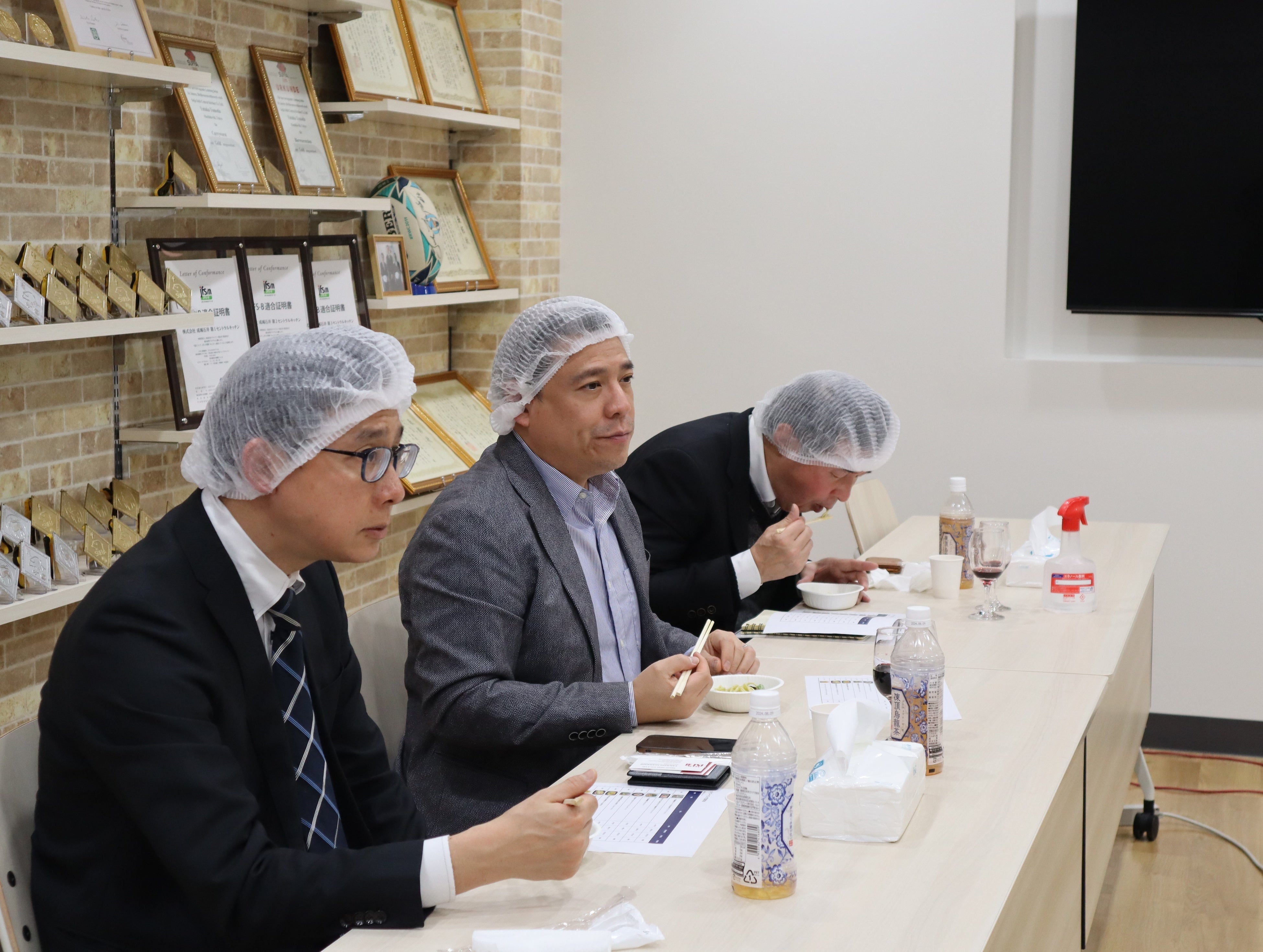 当社セントラルキッチンでの検討会の様子