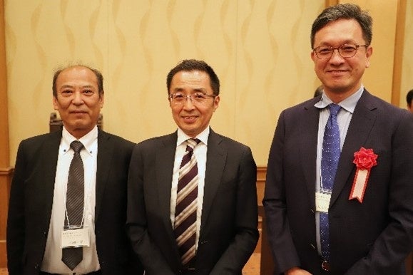 中央 ：JAXA 宇宙輸送技術部門長 岡田匡史 理事  右：株式会社タマディック 事業本部 航空・宇宙事業部 事業部長 片山博文