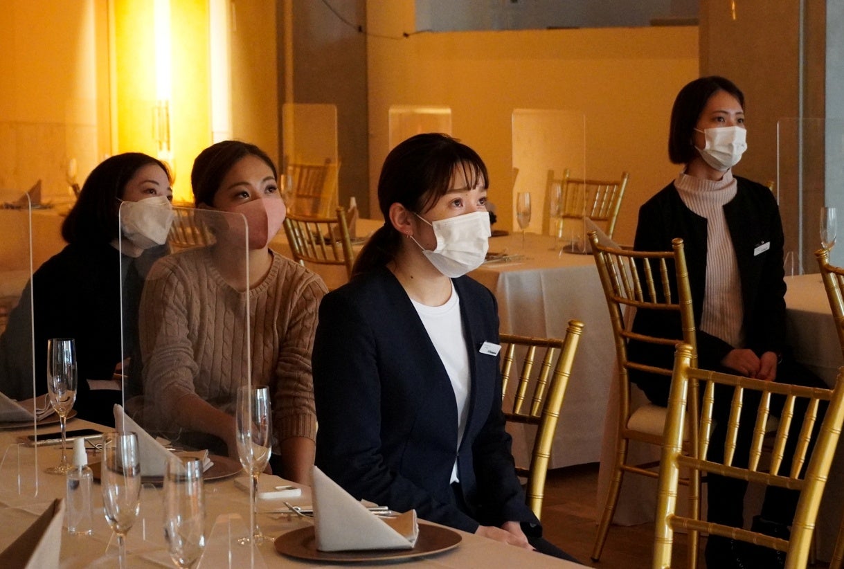 写真は、昨年の社内研修の様子