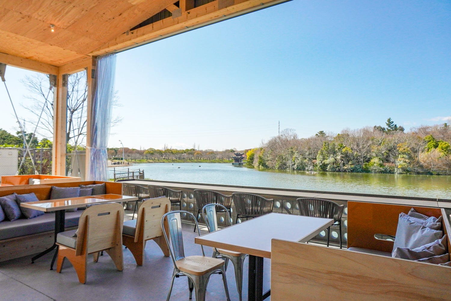 大池をのぞむ半屋外のテラス