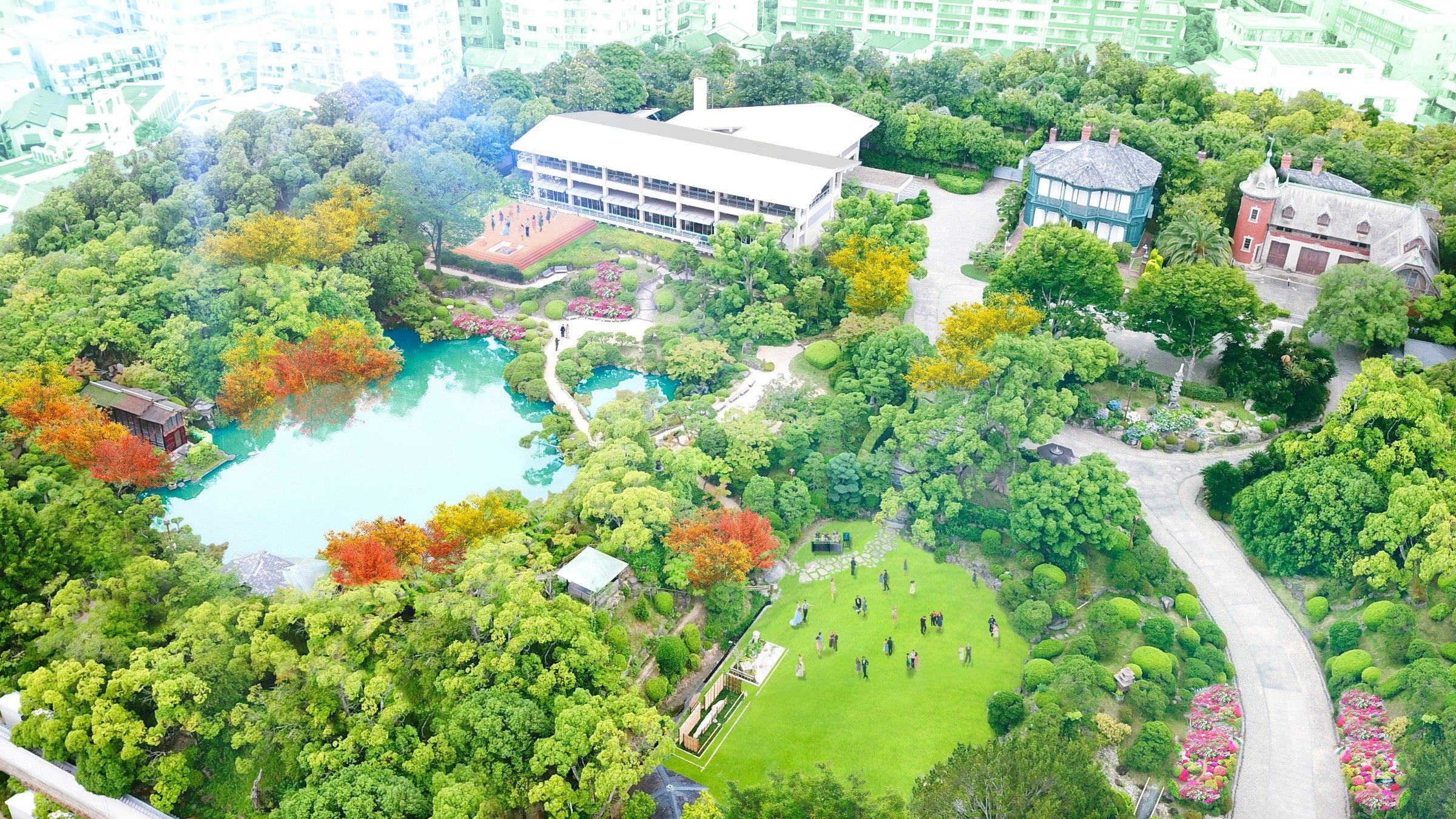 相楽園全景  右側手前に芝生公園。中央上部が「THE SORAKUEN」