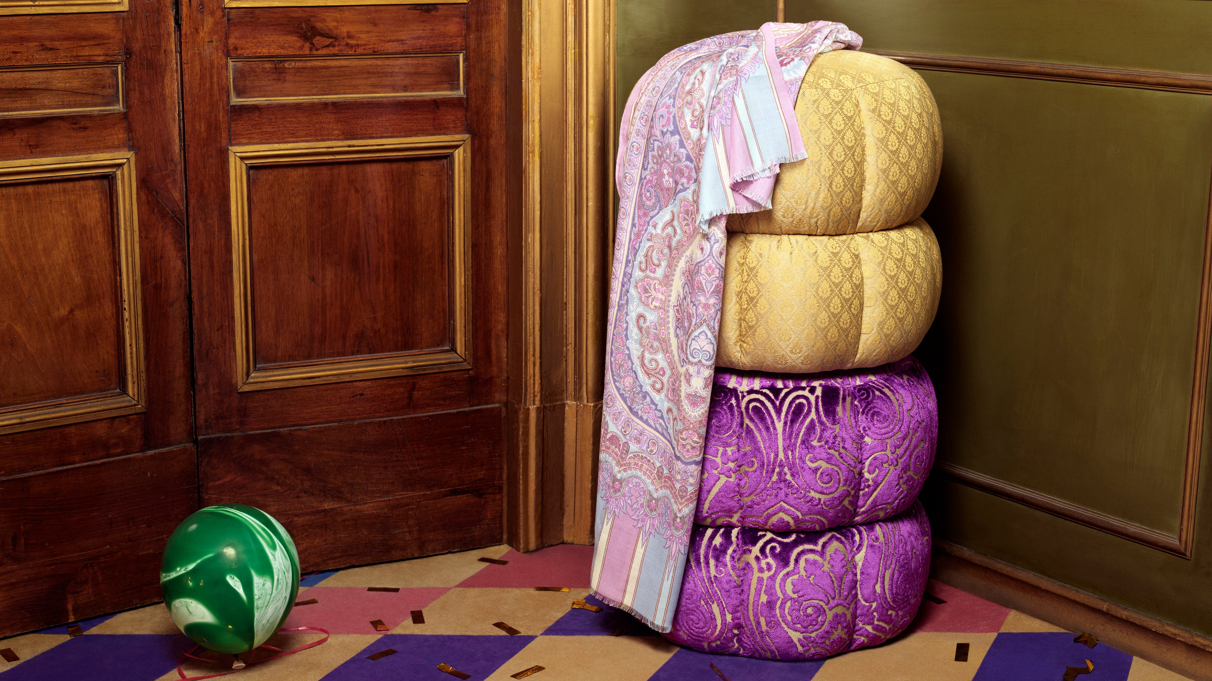 エトロ】ホリデーシーズンを彩るクリスマスショールが登場 | エトロ