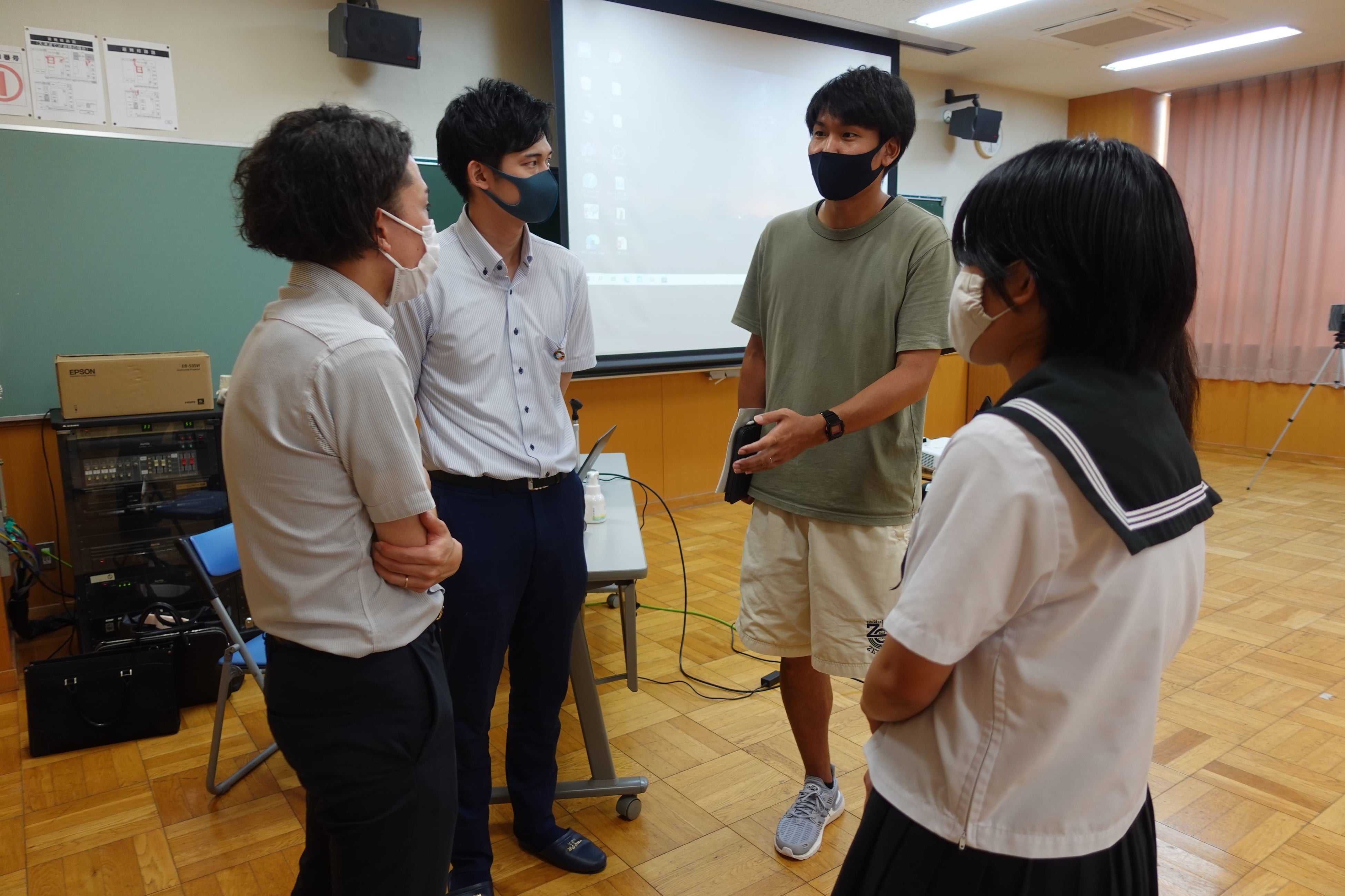 （写真上：SDGsの取り組み、ハンドソープ説明会の様子）（写真下：説明会後の話し合いの様子）