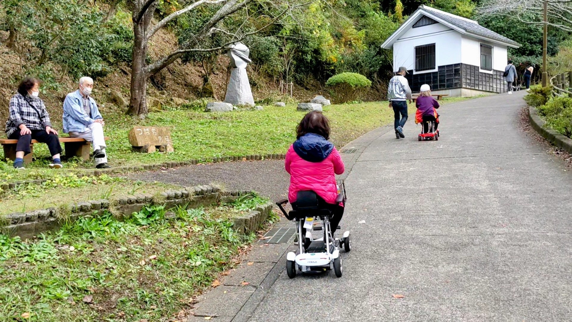 上り坂の途中で休憩する人の前を楽々と