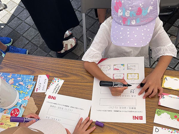 オリジナルの名刺を作成する子供たち