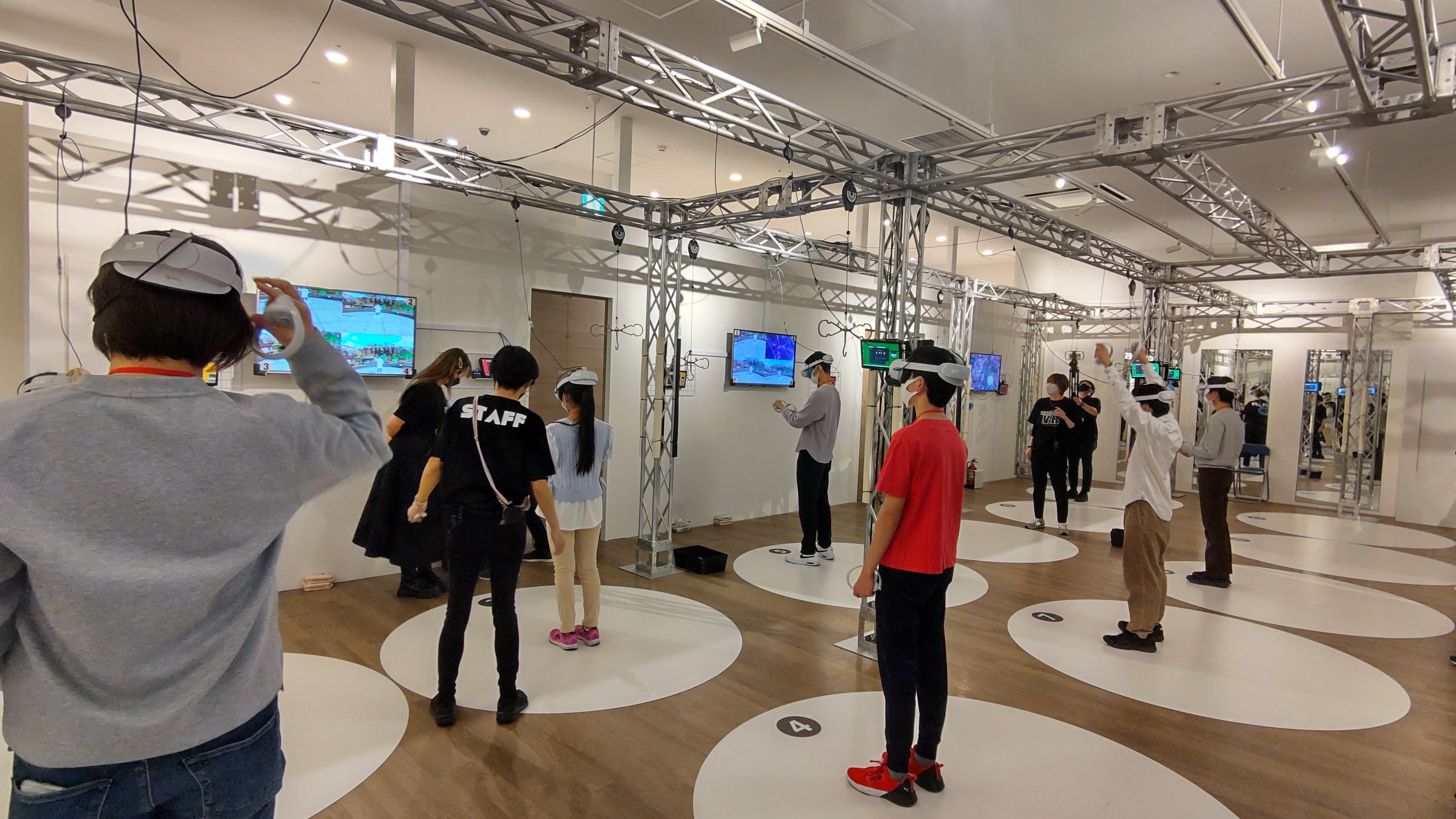 ゴーグルを装着してアニメの世界へ