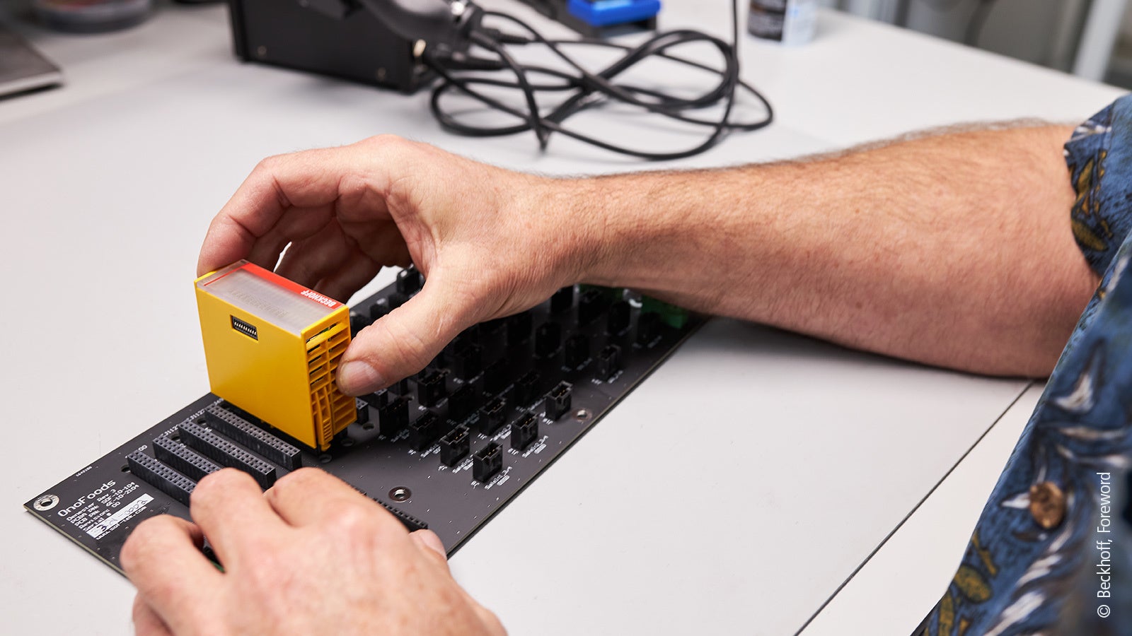 Hyphen社は、EtherCATプラグインモジュール（EJシリーズ）を顧客専用の信号分配基板に搭載、省スペースで配線ミスのないシステムの機能を実装した（出所：ベッコフオートメーション）