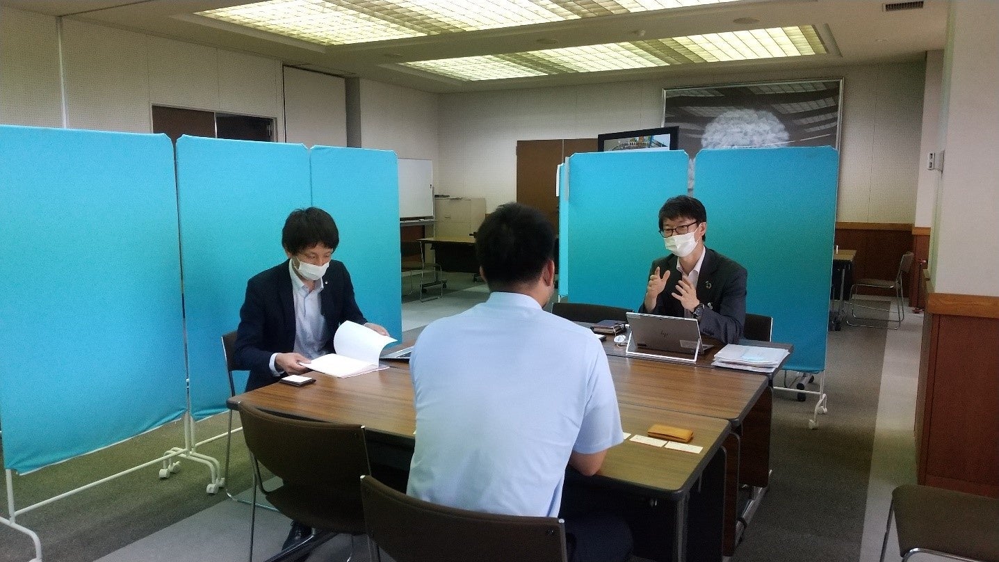 当行行員による「射水市DX相談会」の様子