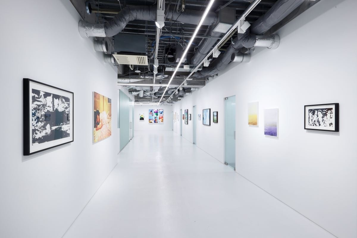 クリエイティビティを刺激するJINS東京本社 創造性を充填するギャラリーの第2回展示は、写真の新しい解釈を提示する「プラネタリウム」