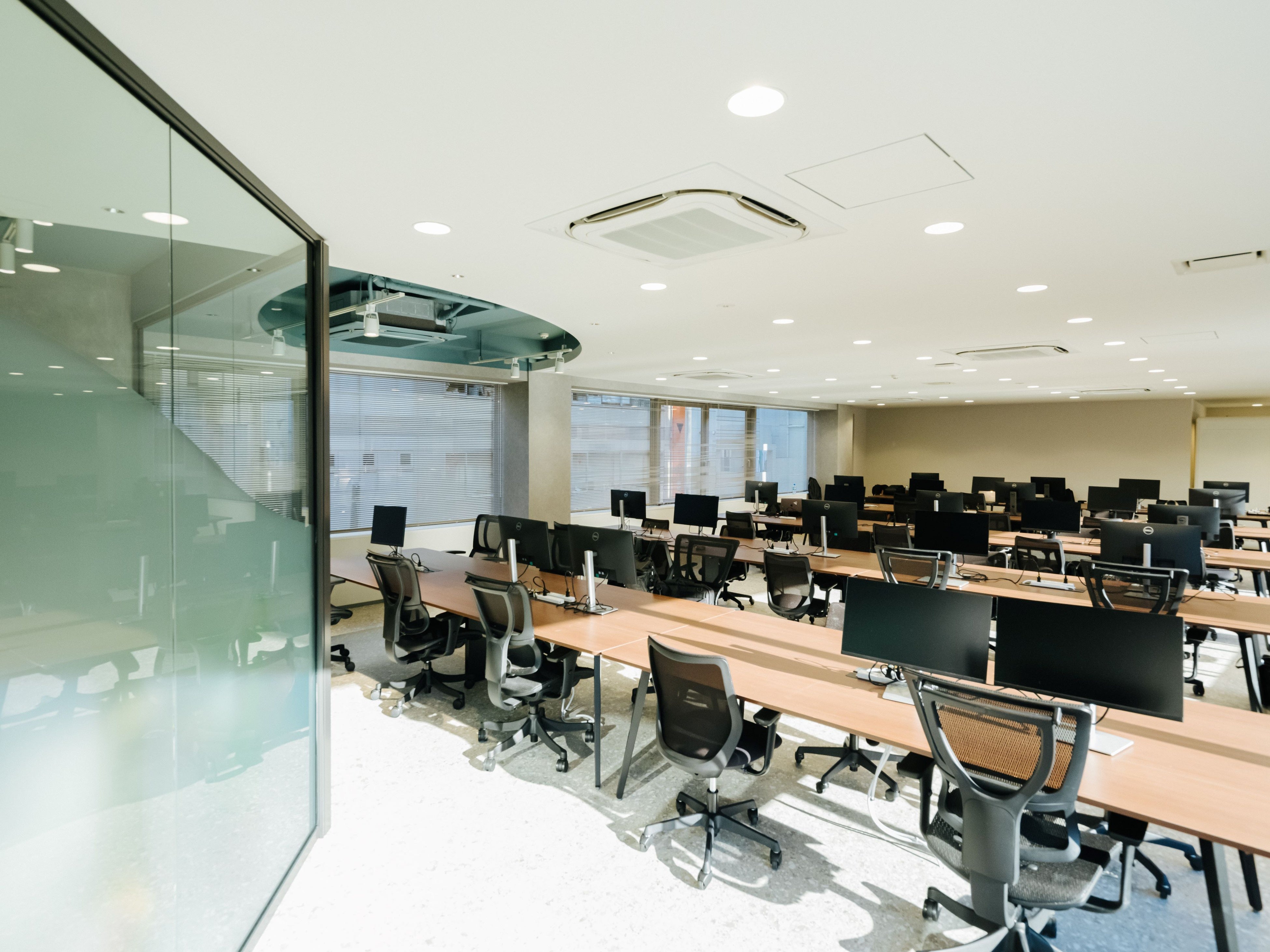 執務エリアは間取りや仕切りを無くし「フリーアドレス制」を採用