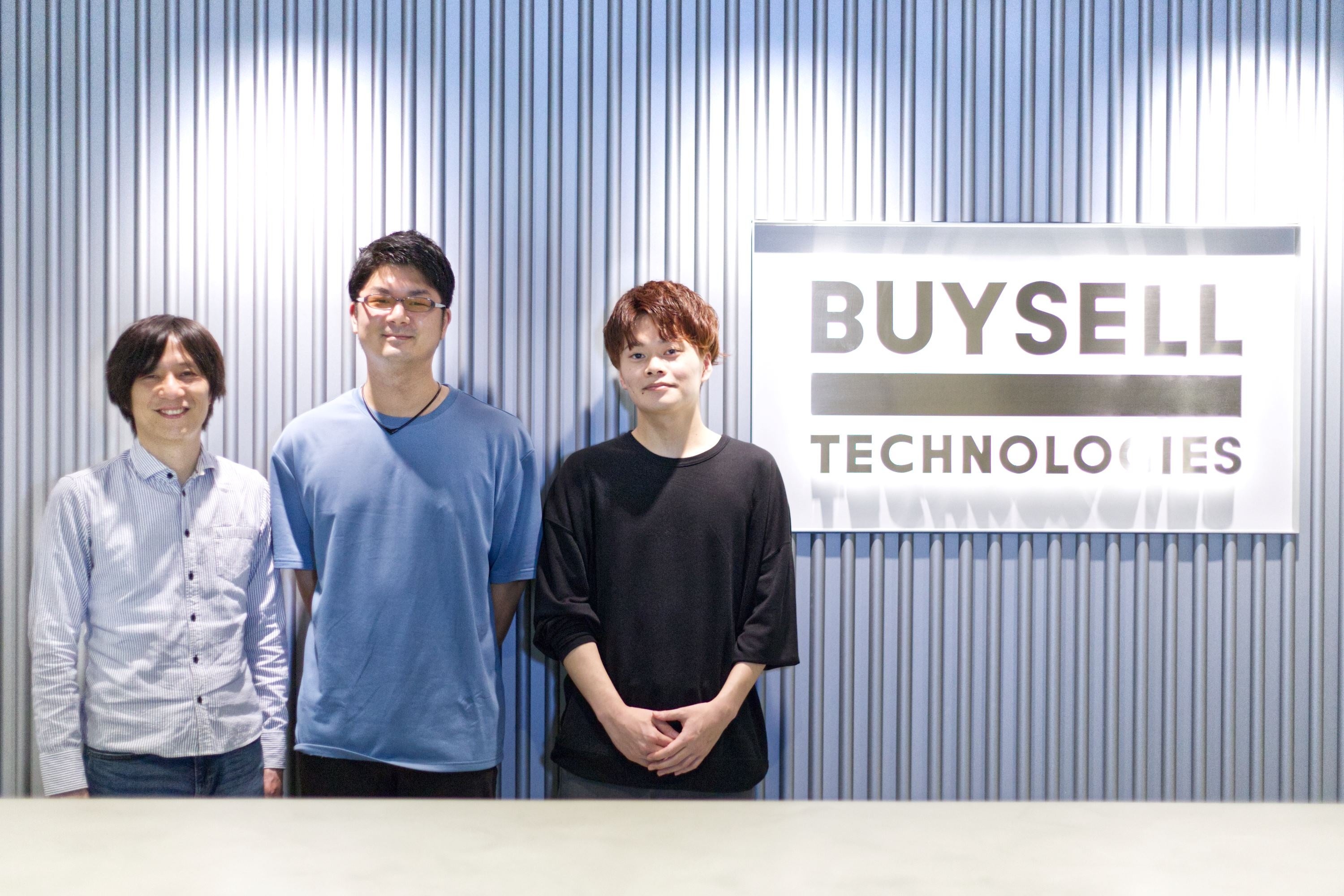 写真左：MagicPod CEO 伊藤 望、中央：BuySell Technologies 赤川 龍之介さん（開発2部 エンジニアリングマネージャー）、右：BuySell Technologies 神保 拓眞さん（開発3部 フロントエンドエンジニア）