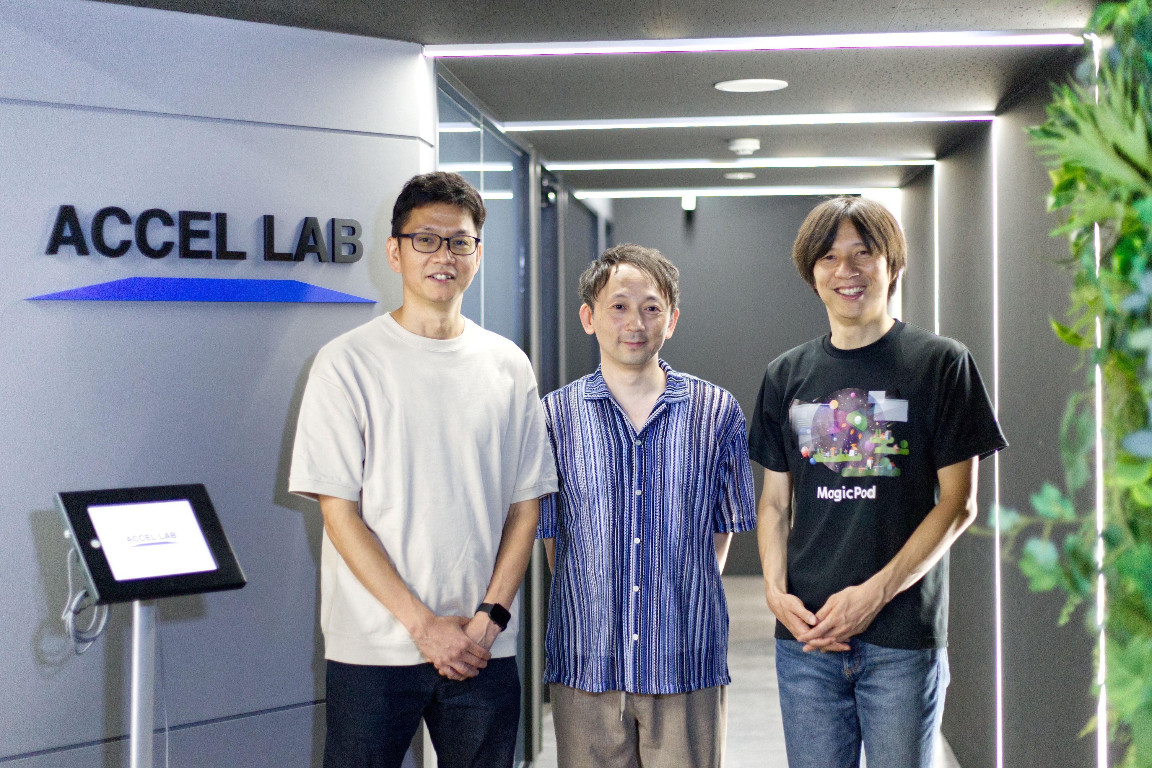 写真左：アクセルラボ 中島 幸治さん(プロダクト開発グループ グループダイレクター) 、中央：アクセルラボ 阿部 健一さん(プロダクト開発グループ QAユニット)、右：MagicPod 伊藤 望(CEO)