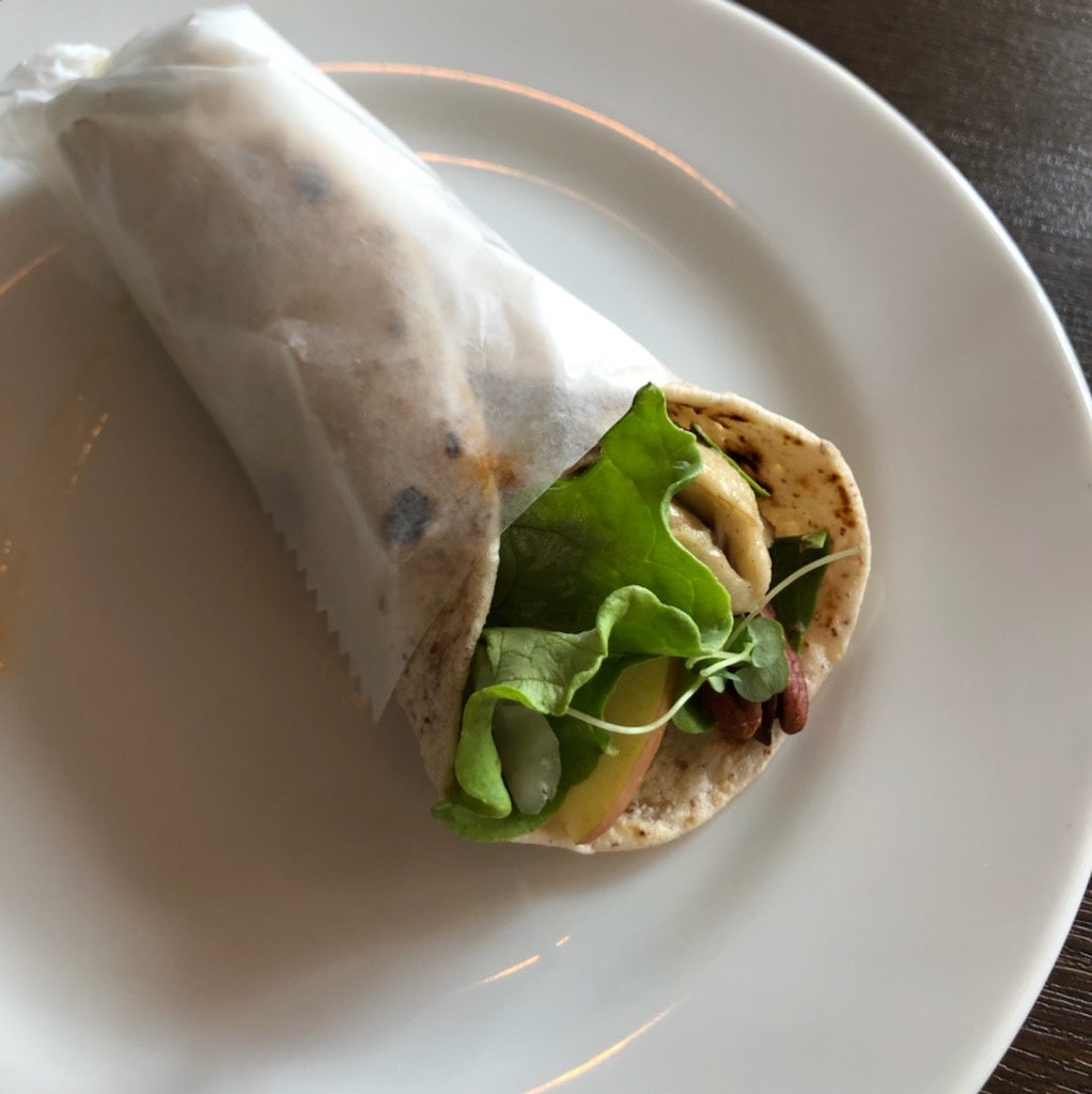 たっぷりピーカンナッツと広田湾牡蠣のムニエルのラップロール