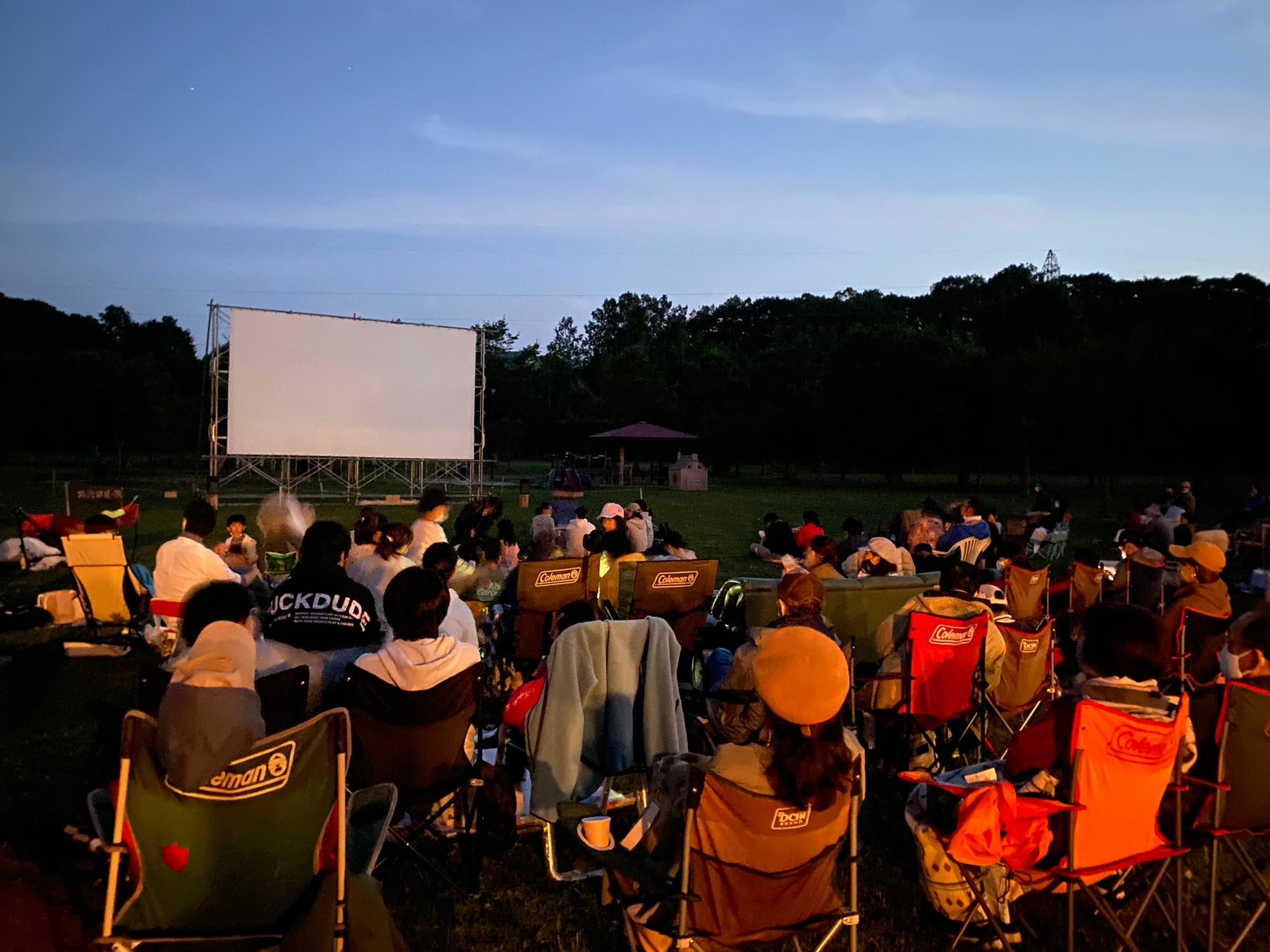 移動映画をテーマに起業を目指す方が昨年行った野外映画上映会。100名