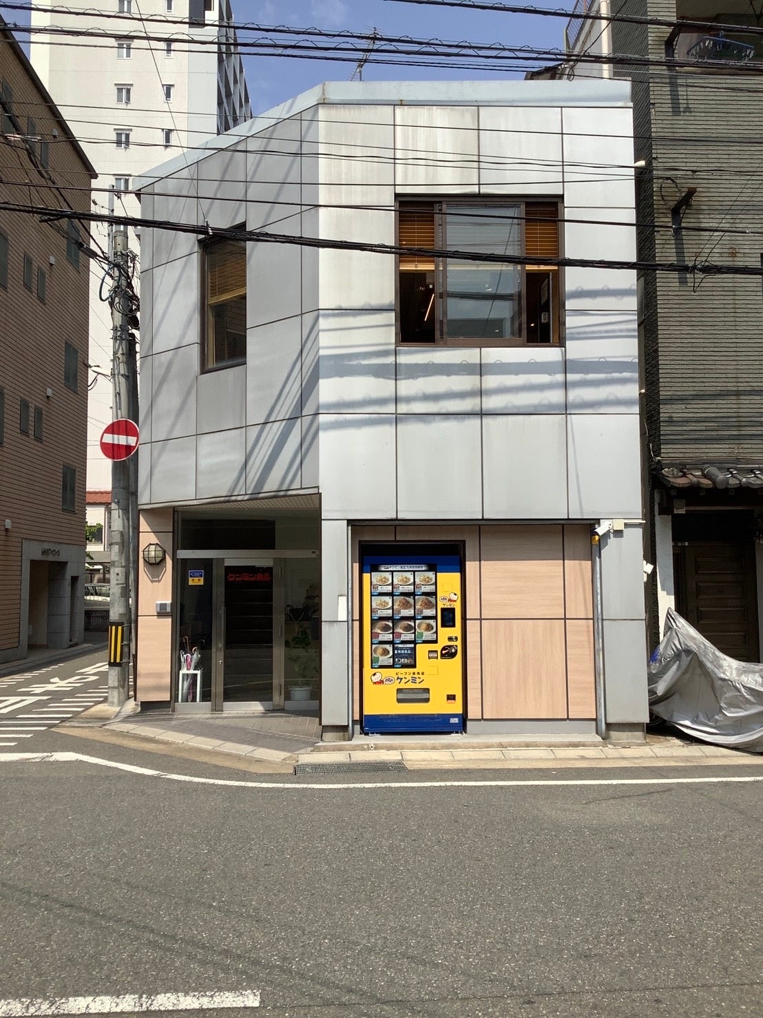 （ケンミン）冷凍ビーフン自販機（博多・九州支店前）環境①