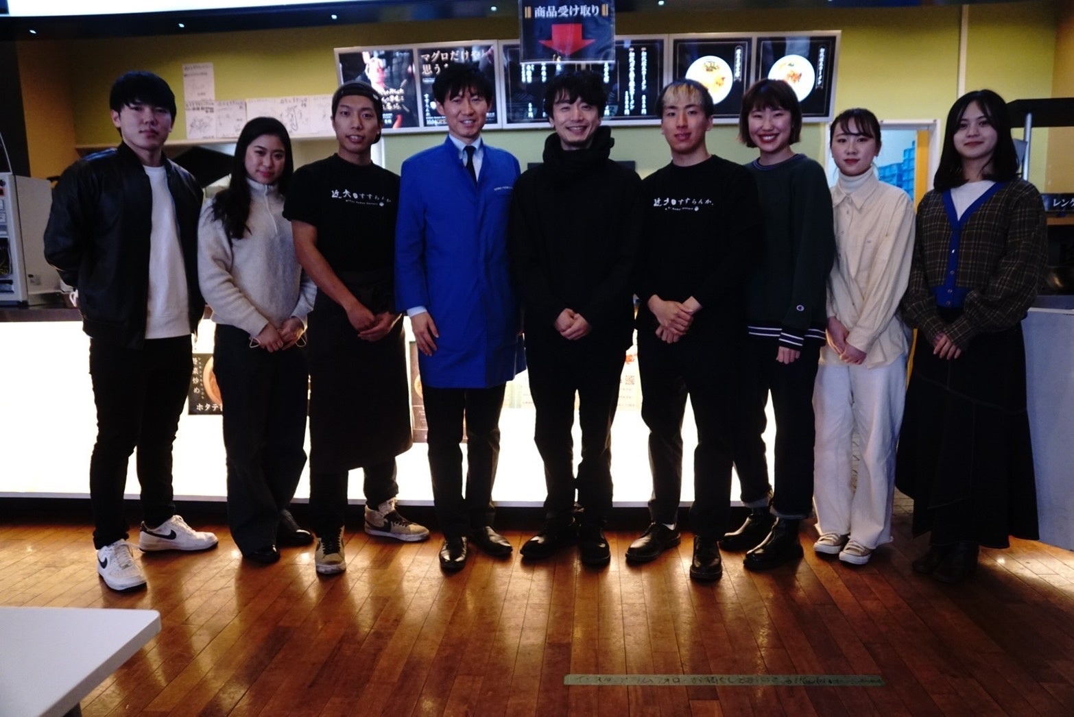 近大の学生メンバーと大西益央氏（中央右）、 ケンミン食品　高村社長（中央左）