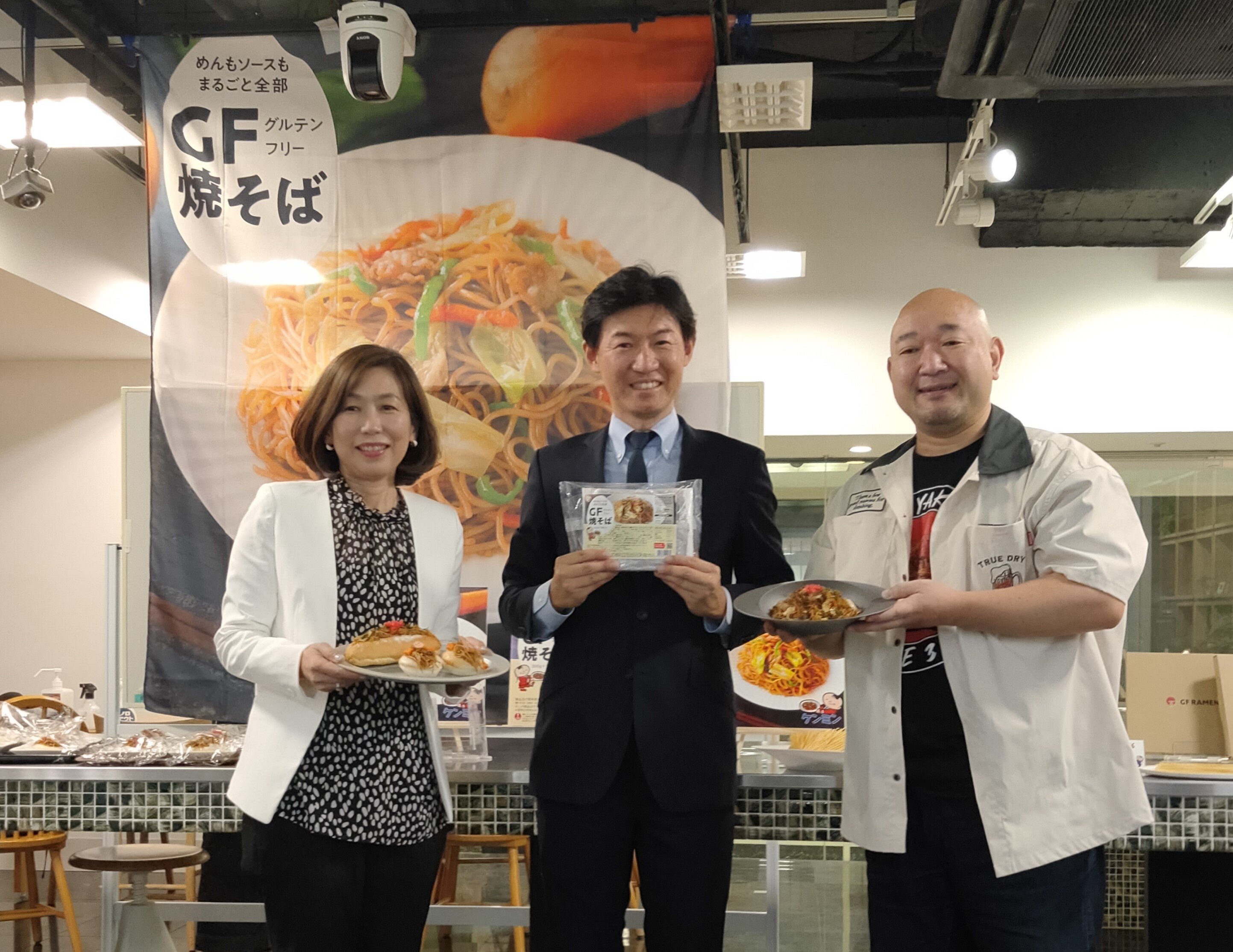 写真左からフォーブス弥生さん、 ケンミン食品株式会社代表取締役社長　高村祐輝、 塩崎省吾さん