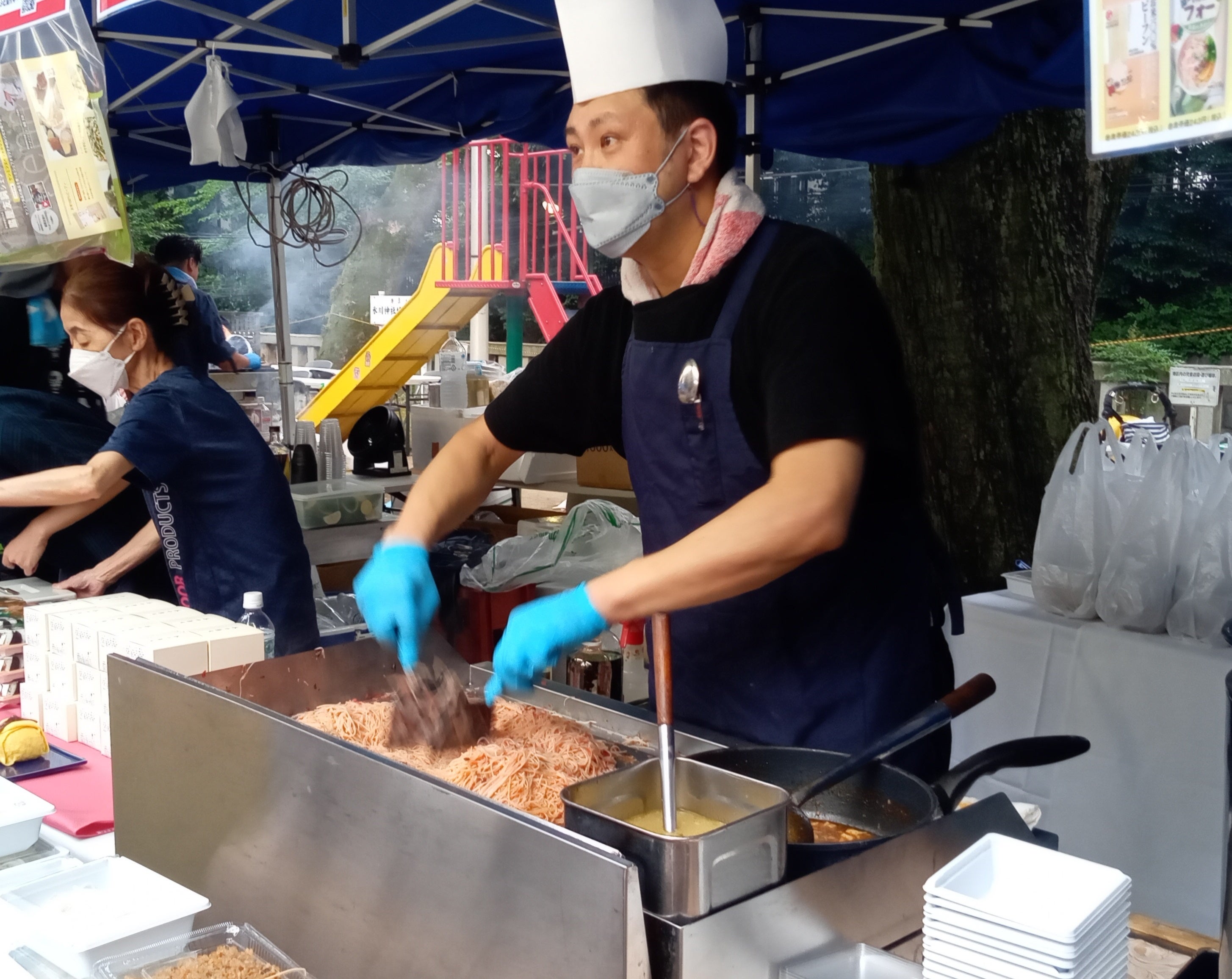 屋台で作られた焼ビーフン