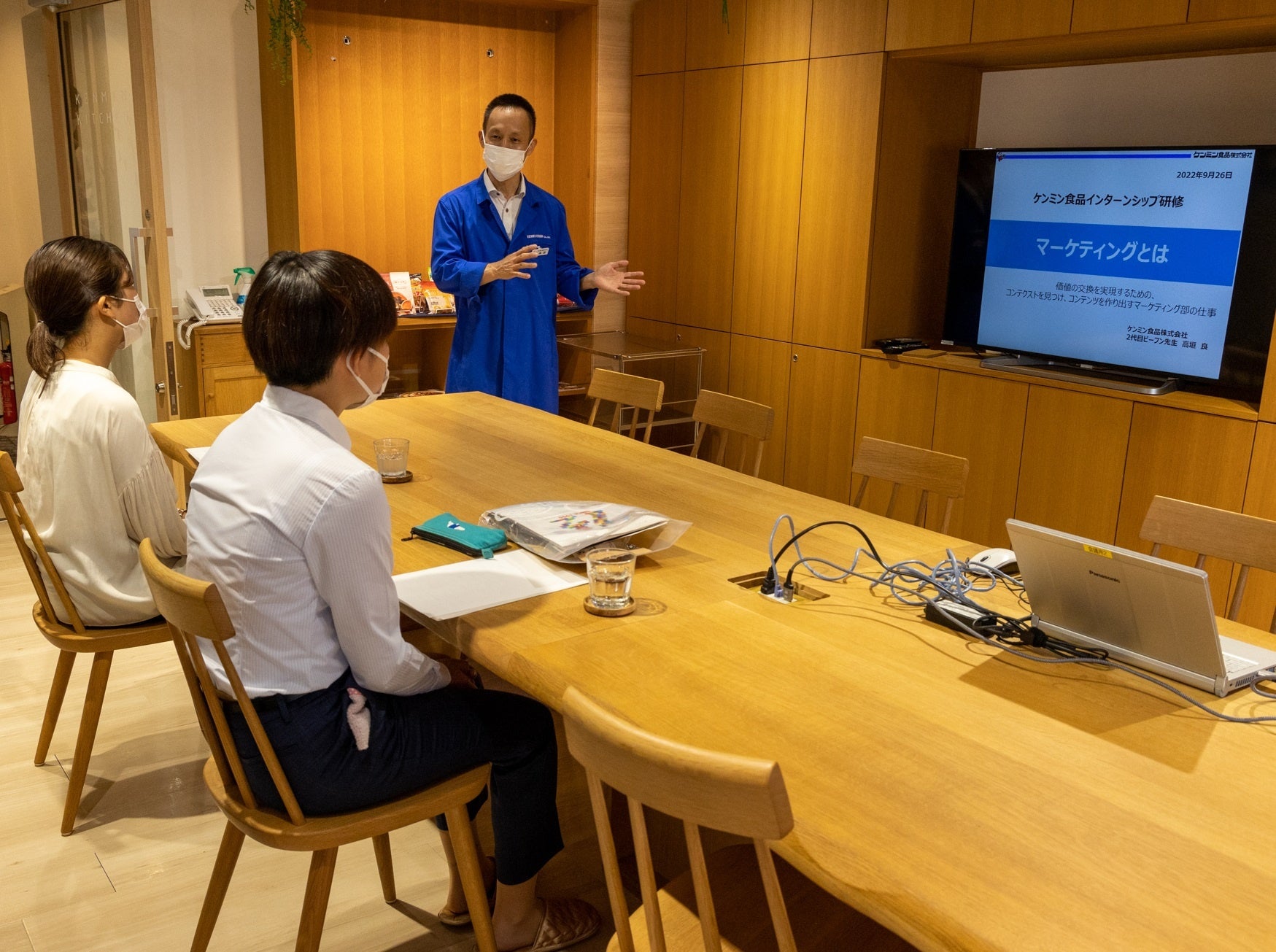 マーケティング部の担当者がわが子へ自分の部署の業務を説明