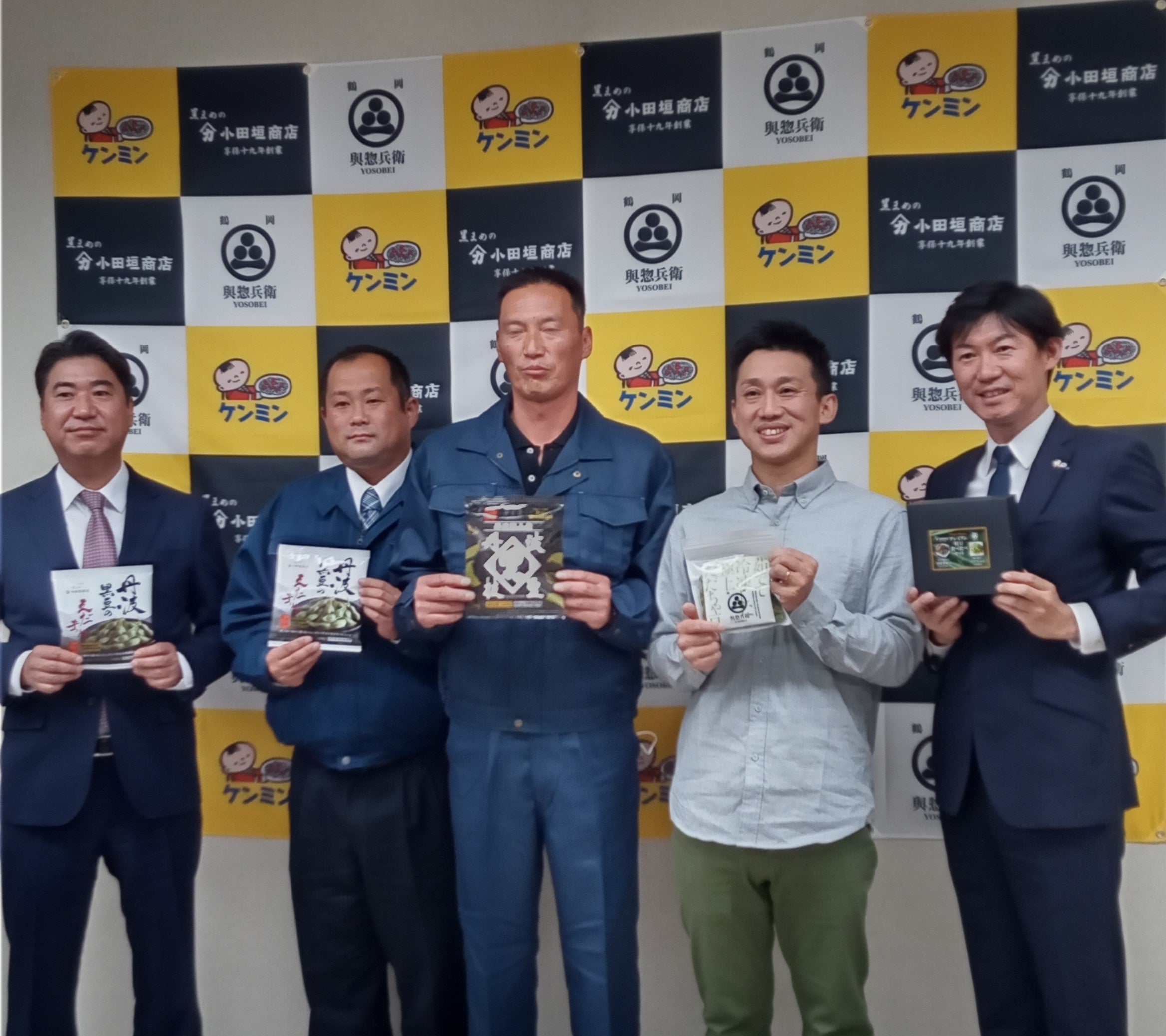 左から小田垣昇代表取締役社長（㈱小田垣商店）、吉田知運(ともゆき)氏（同生産企画部生産仕入課課長）、古屋成人氏（丹波黒枝豆生産者）、渡部康貴代表（與惣兵衛）、高村祐輝代表取締役社長（ケンミン食品㈱）