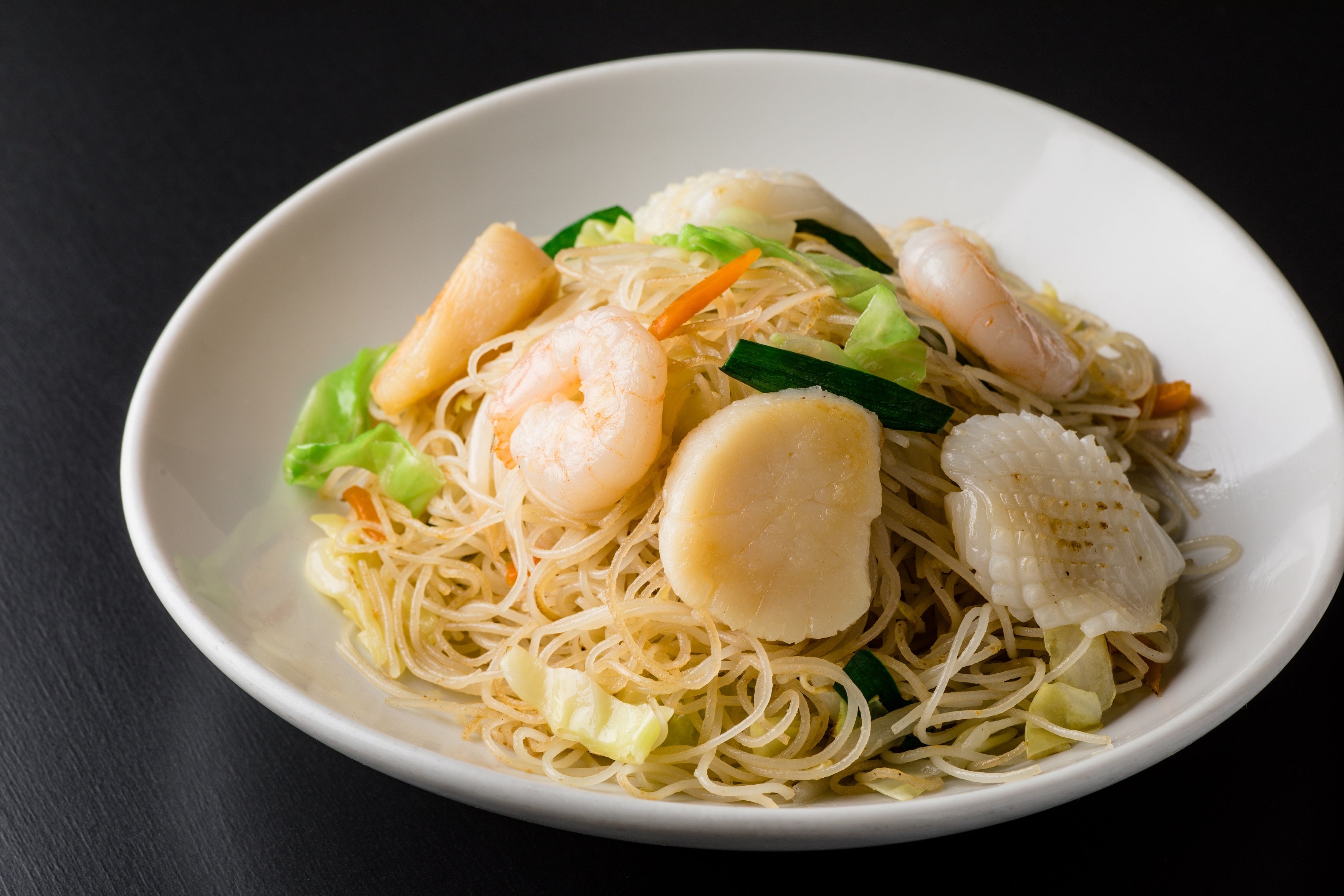 看板メニューの福建焼ビーフンをベースにした「海鮮焼ビーフン」