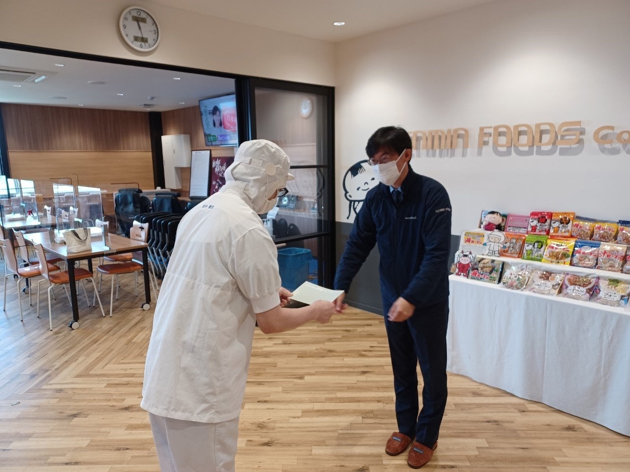 篠山工場での賞与支給式の様子 （写真右は弊社社長の高村）