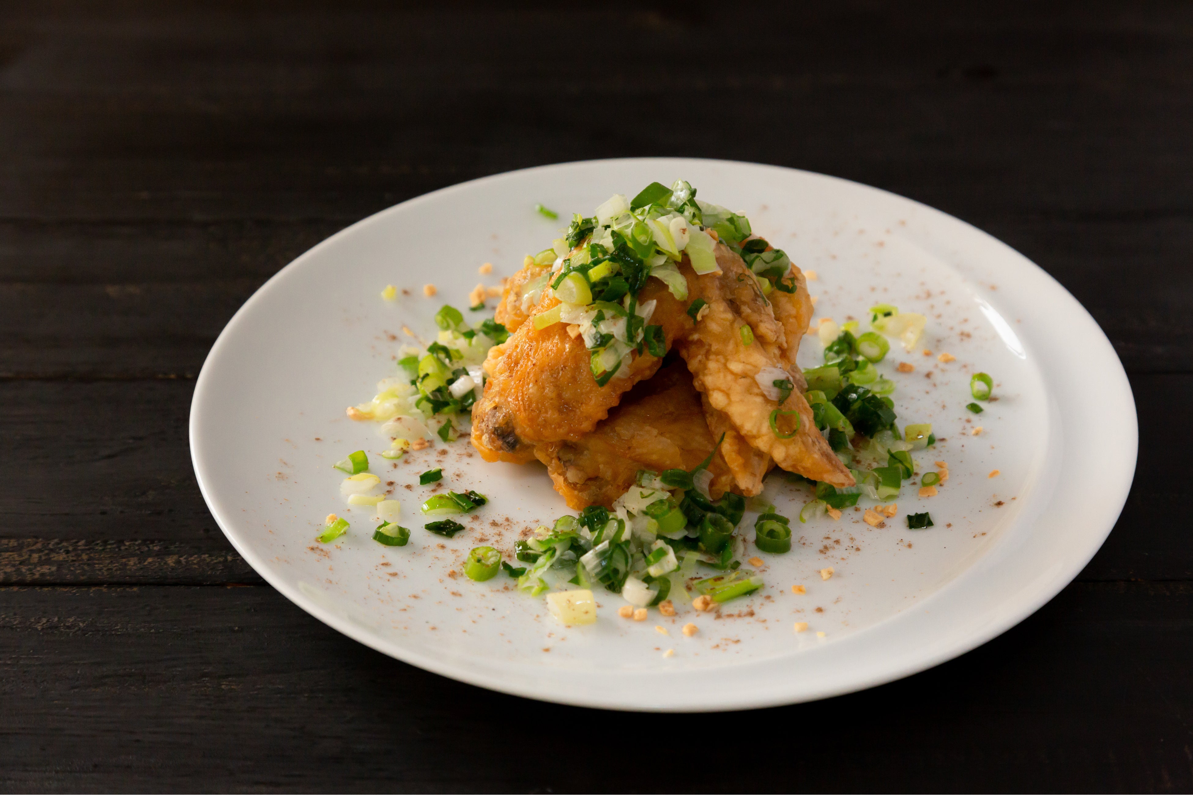 地頭鶏のスパイシー手羽揚げ