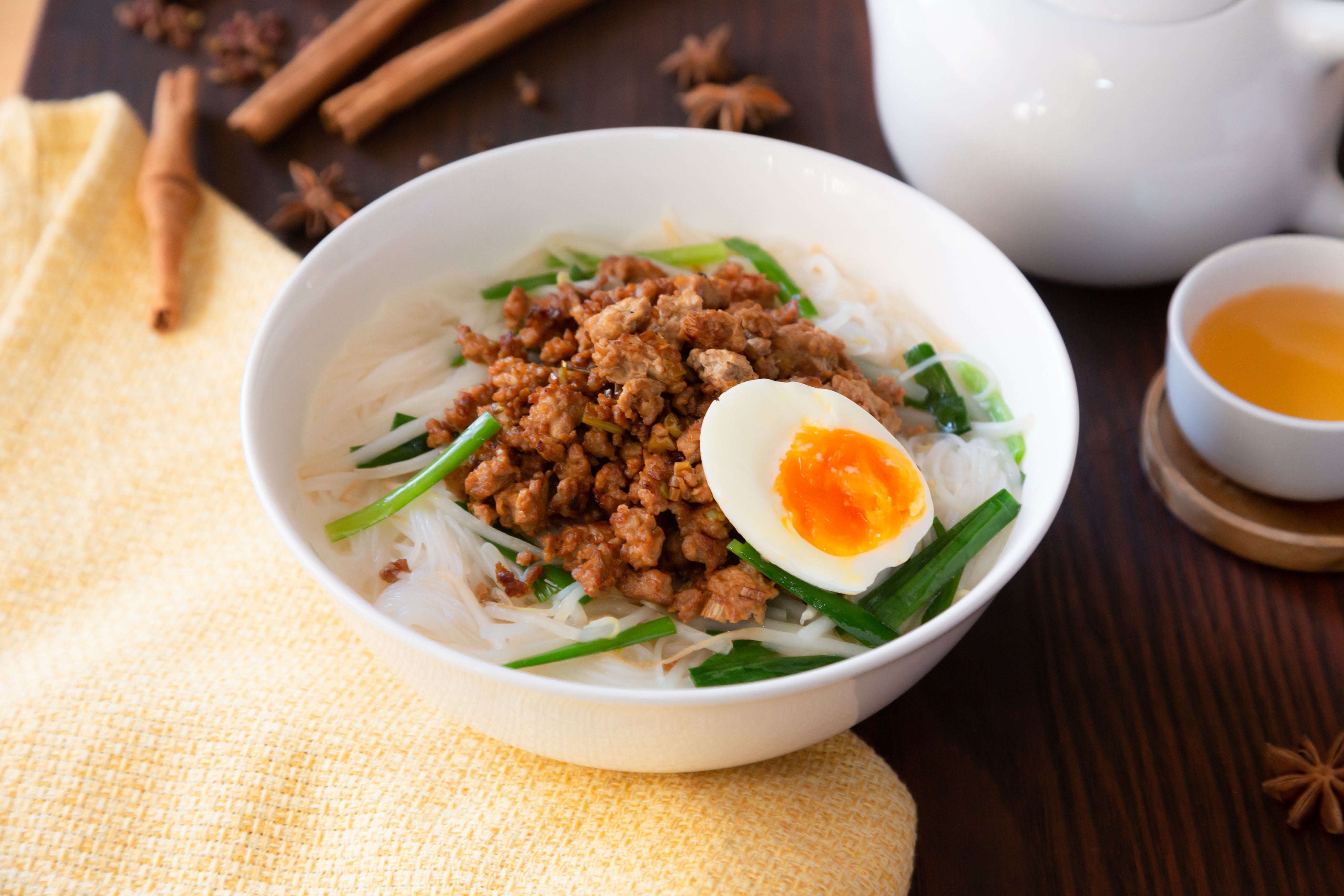 新商品「米粉専家 台湾風担仔米粉」調理イメージ