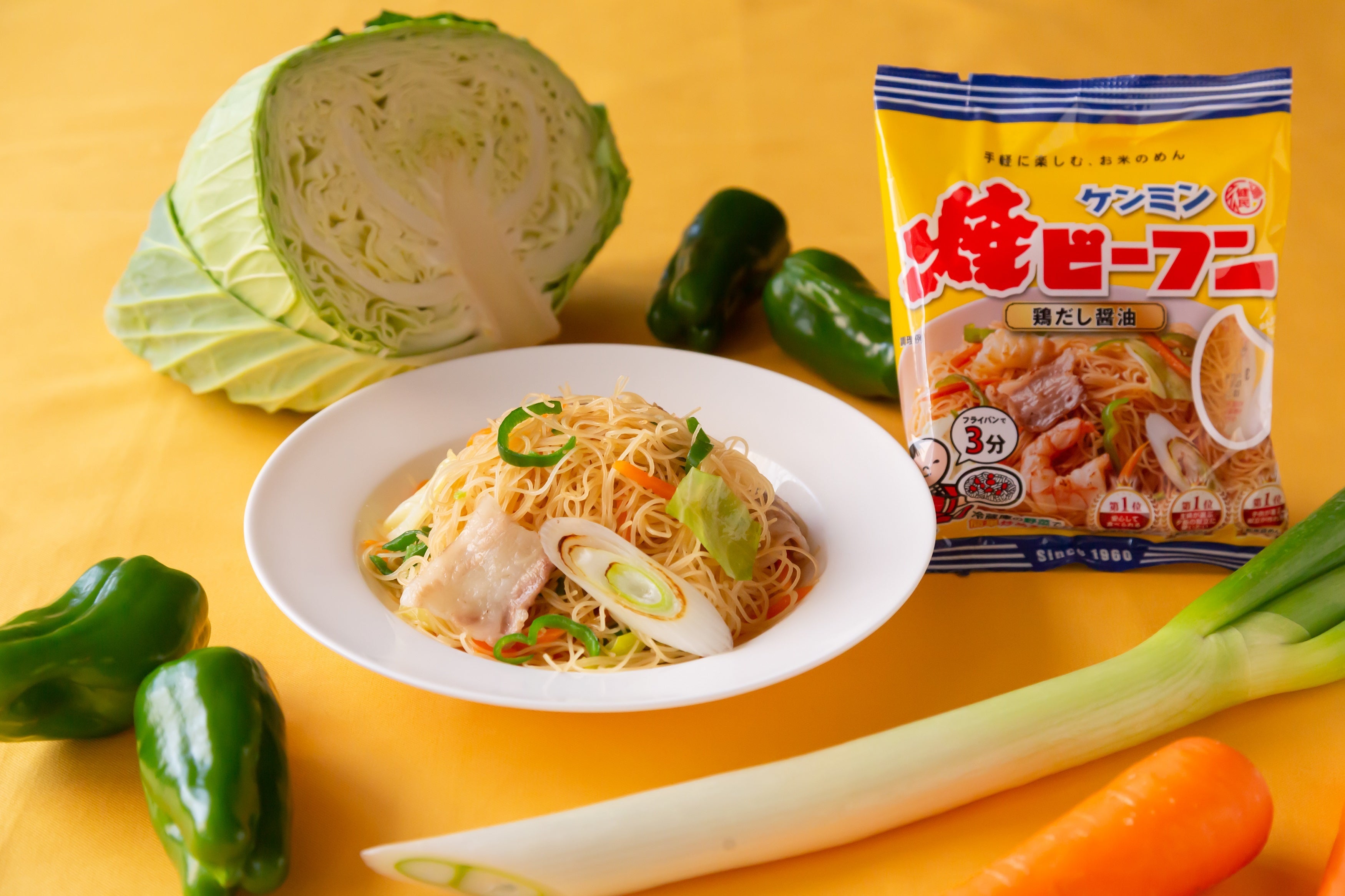 【ケンミン焼ビーフン】内容量：65g、希望小売価格：135円(税込)、商品形態：常温