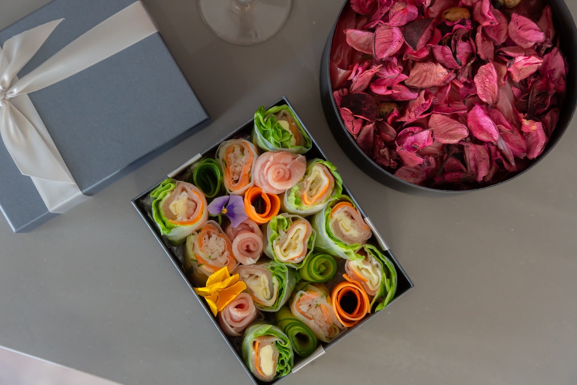 野菜をくるくる巻いてボックスに入れるだけで華やかに！