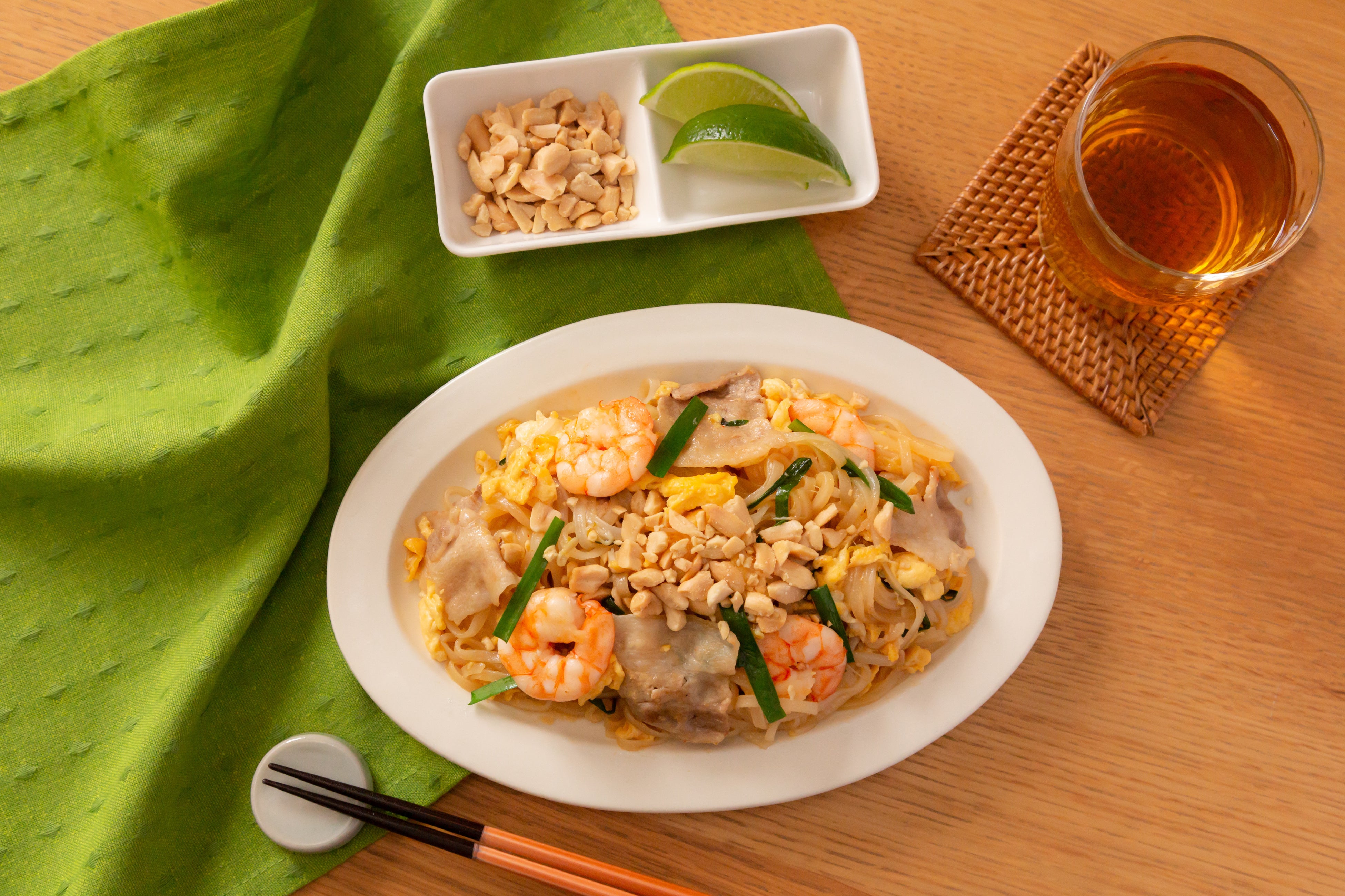 フライパンひとつでアジアン屋台の本格的な香りを堪能できる「米粉専家 タイ風焼そばパッタイ」であれば、調味料など不要で簡単にプチトリップ気分が味わえます