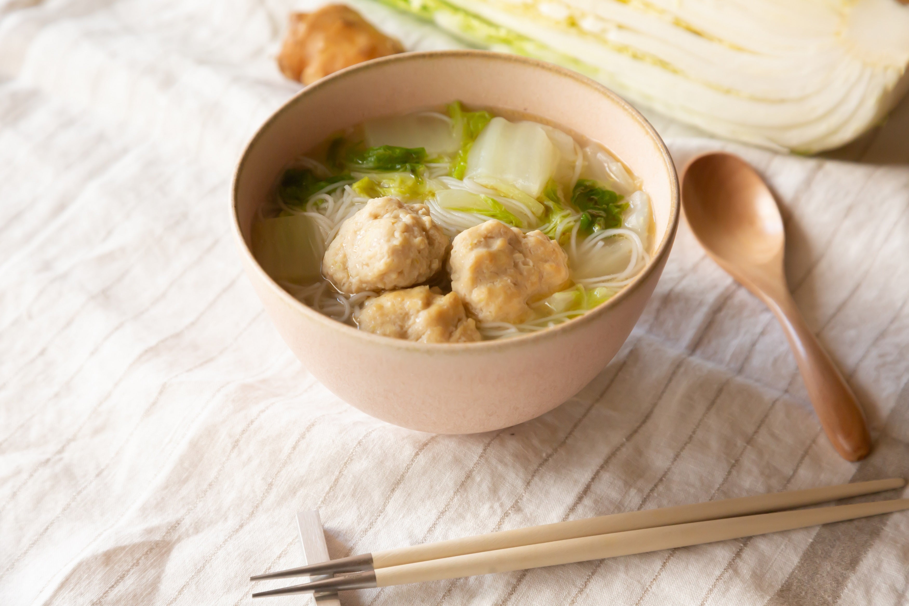 白菜と白ネギを使った鶏団子の汁ビーフン