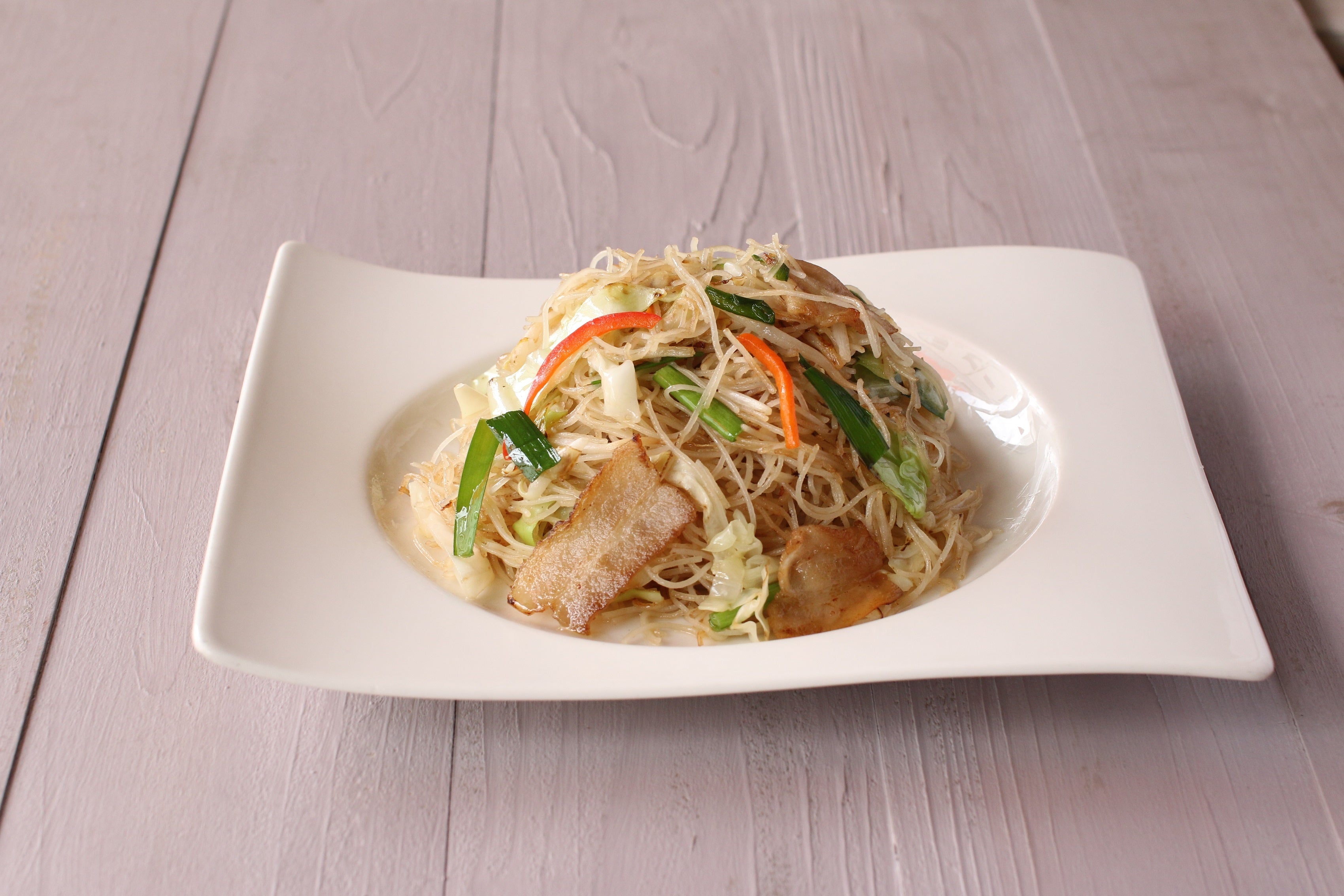 健民ダイニングで提供しているケンミン自慢の焼ビーフン。  火力を効かせて一気に焼き上げる、当店ならではの炒め感。