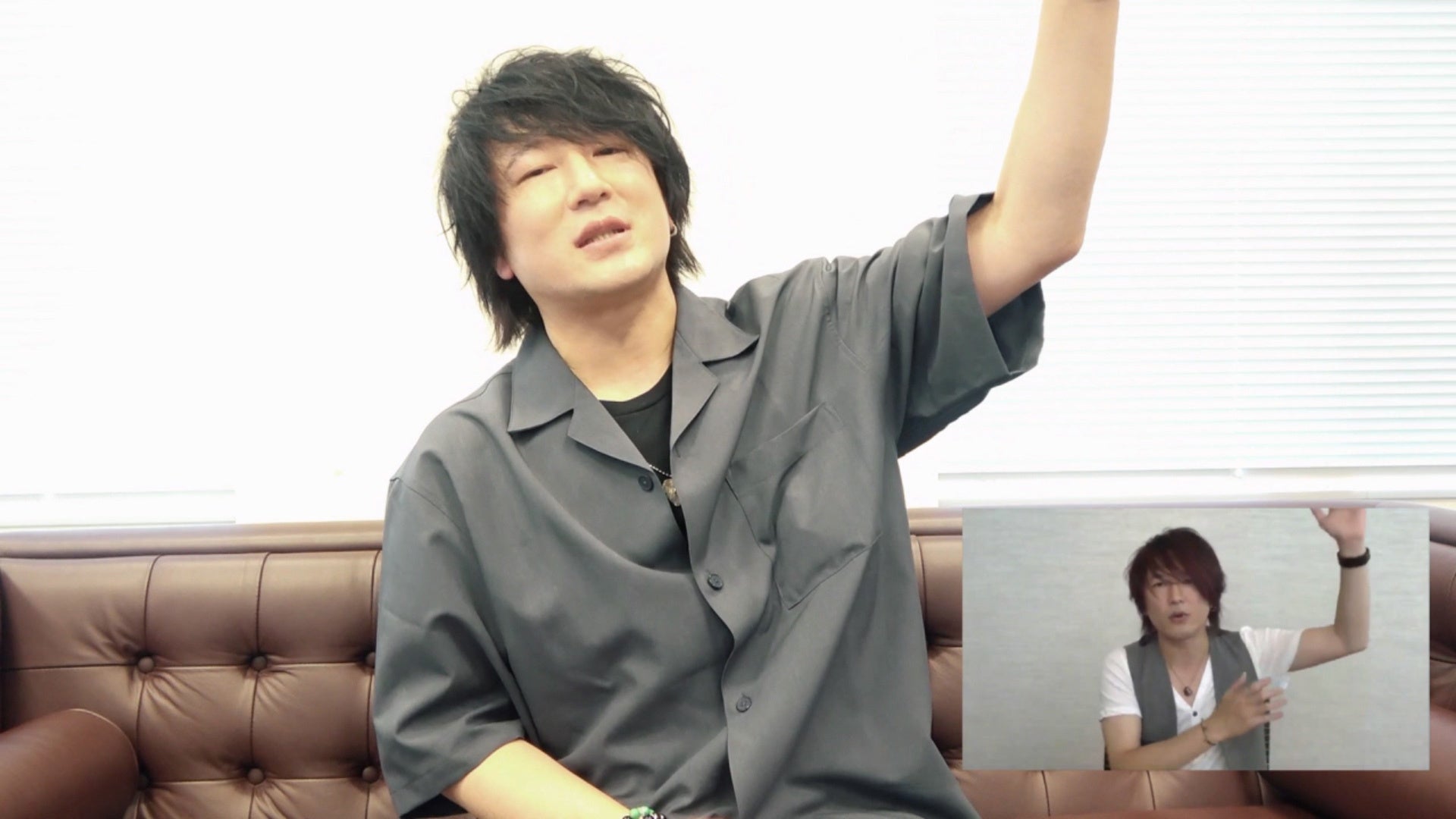 動画収録当時と同じポーズをとる椎名慶治「この企画をきっかけにダイエットを始めました」