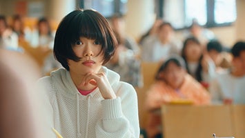 「起きてる？会議」篇（写真上）／「起きてる？授業」篇（写真下）