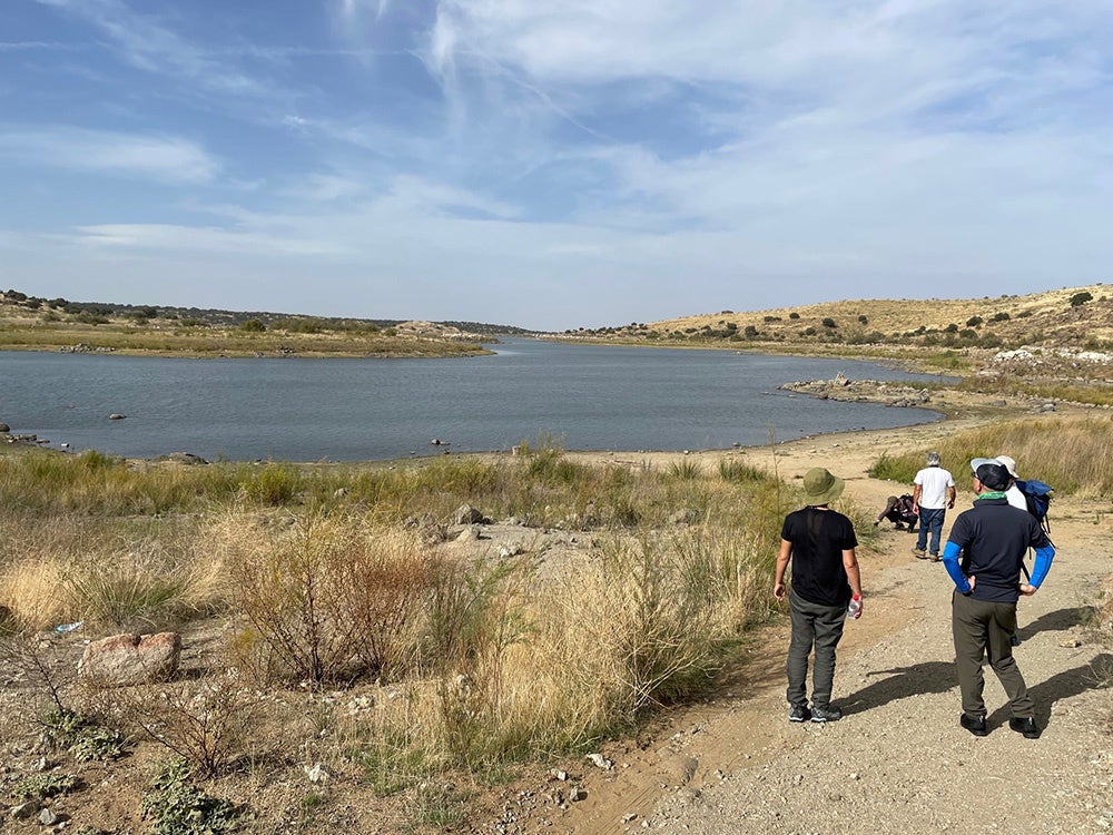 〈工場の水源であるグアハラス貯水池〉