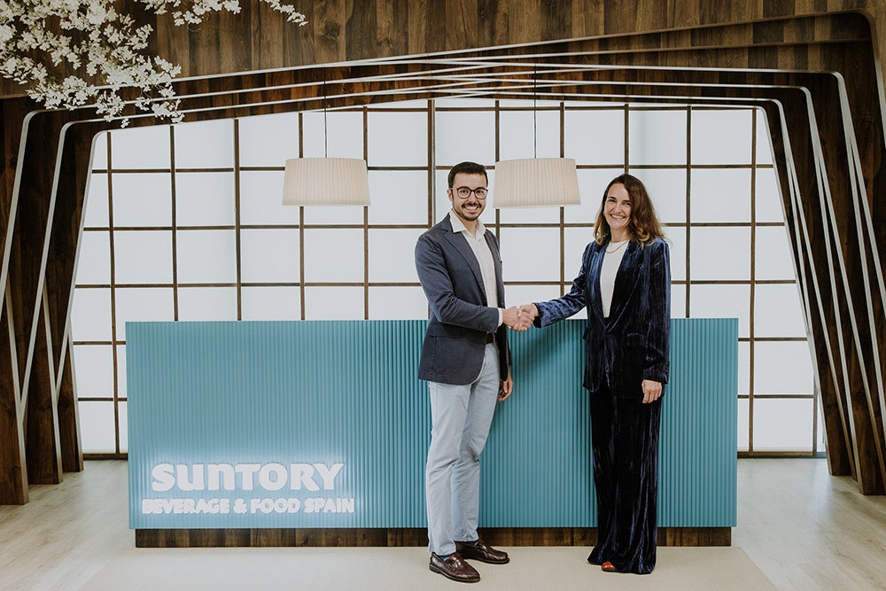 〈１１月２２日（水）協定式にて（左：ラヨス市長 ゴンサロ・ガルシア・ゴンサレス氏、 右：サントリー食品スペイン社 ＣＯＯ サラ・デ・パブロス）〉