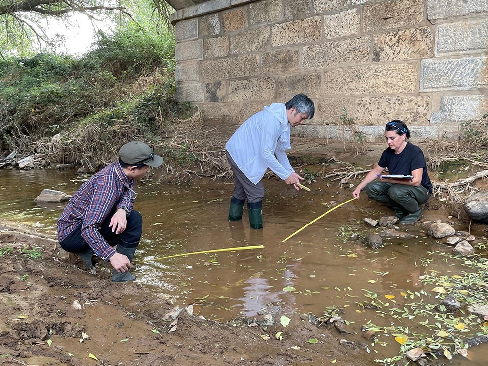 〈水科学研究所と地元研究者による水質調査〉